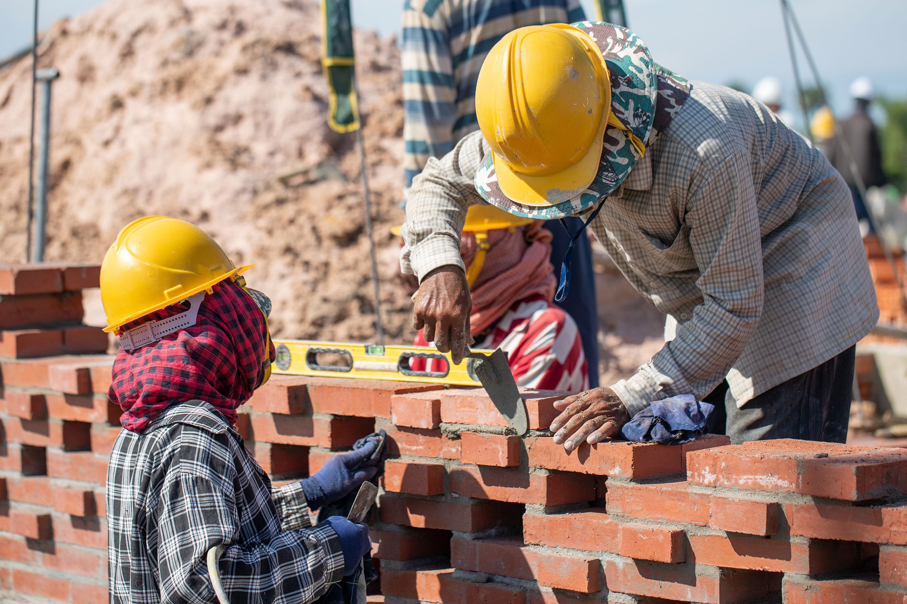 Bau der Wände aus Ziegeln.