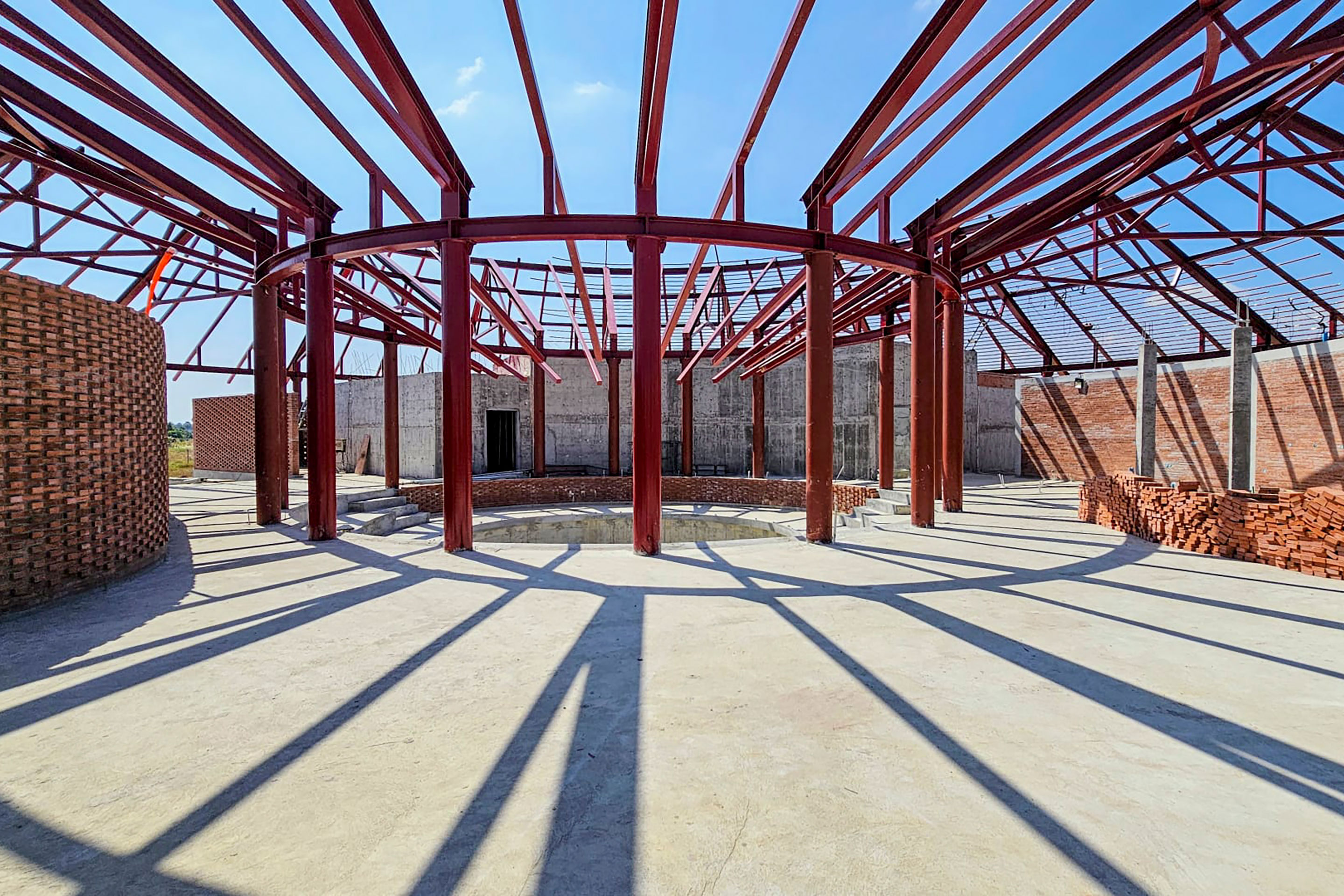 Das Dach sitzt wie ein Hut auf 36 Stützen und besteht aus einem Stahlfachwerk mit einer Spannweite von 14 Metern, das sich auf 18 Achsen wiederholt und so die Kreisform bildet.