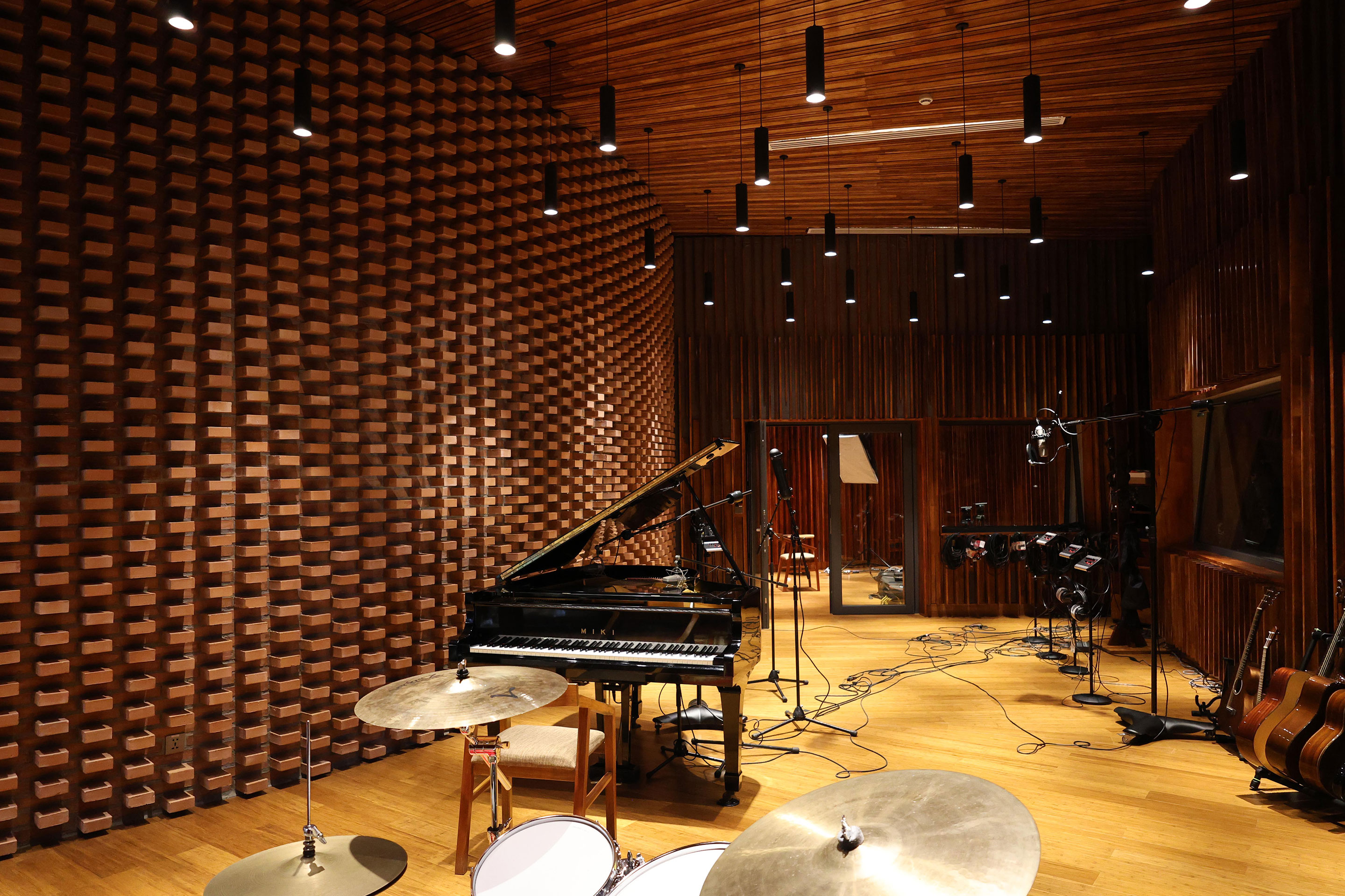 Smiling-Gecko-Gong-studio