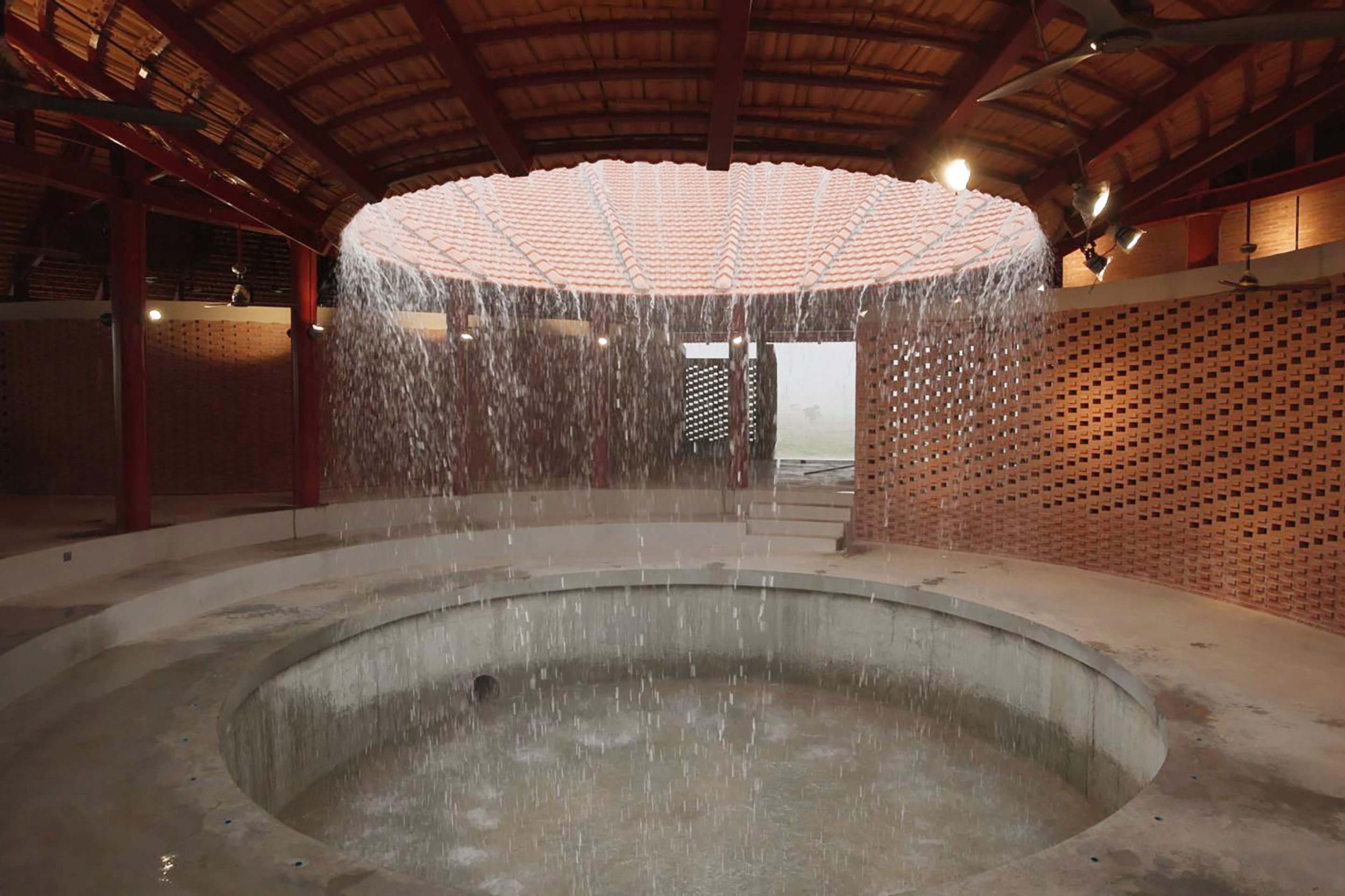 Der Niederschlag wird während der Regenzeit in einem innenliegenden Bassin gesammelt.