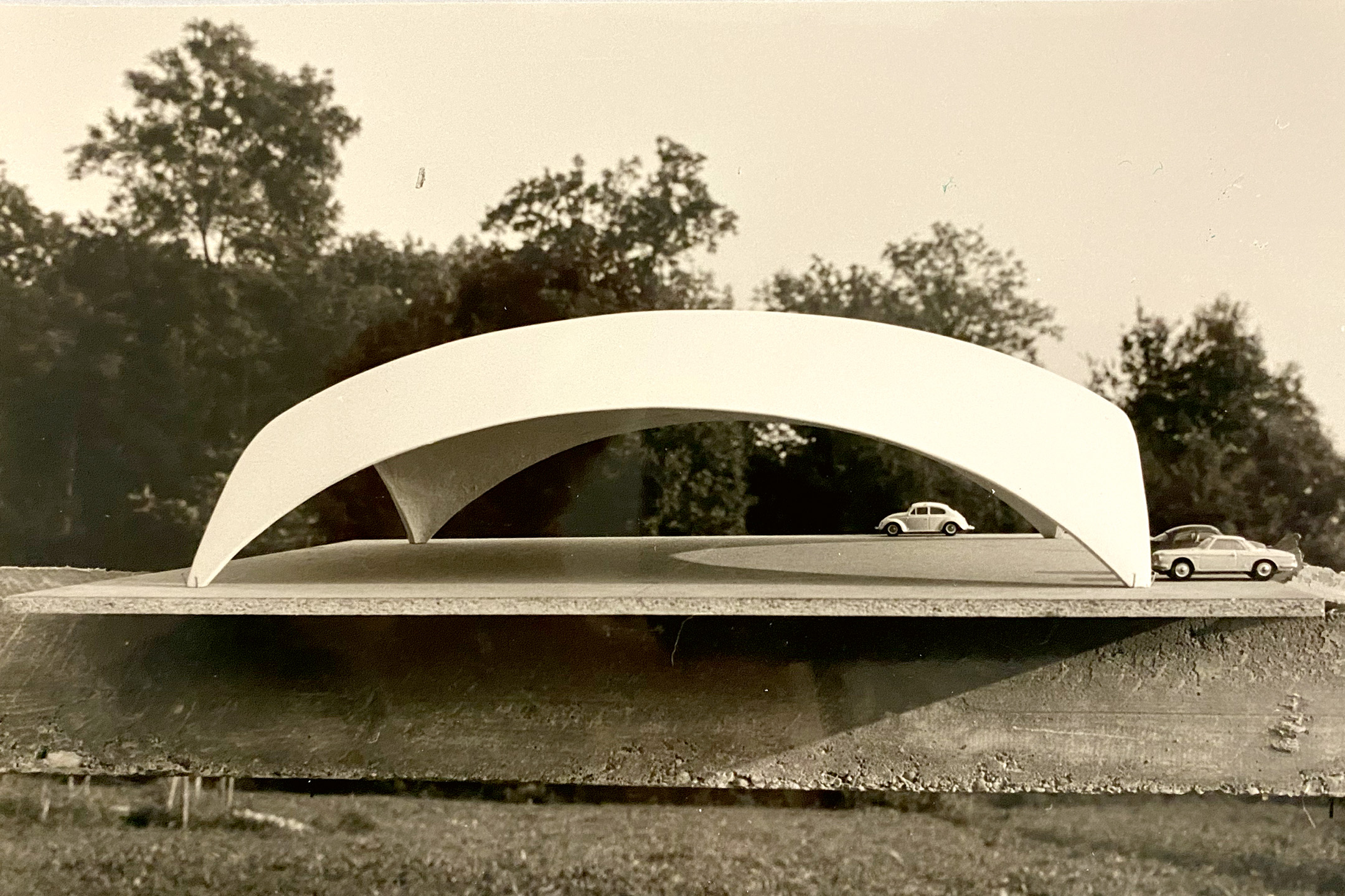 Modello in scala ridotta del guscio del supermercato Migros di Bellinzona