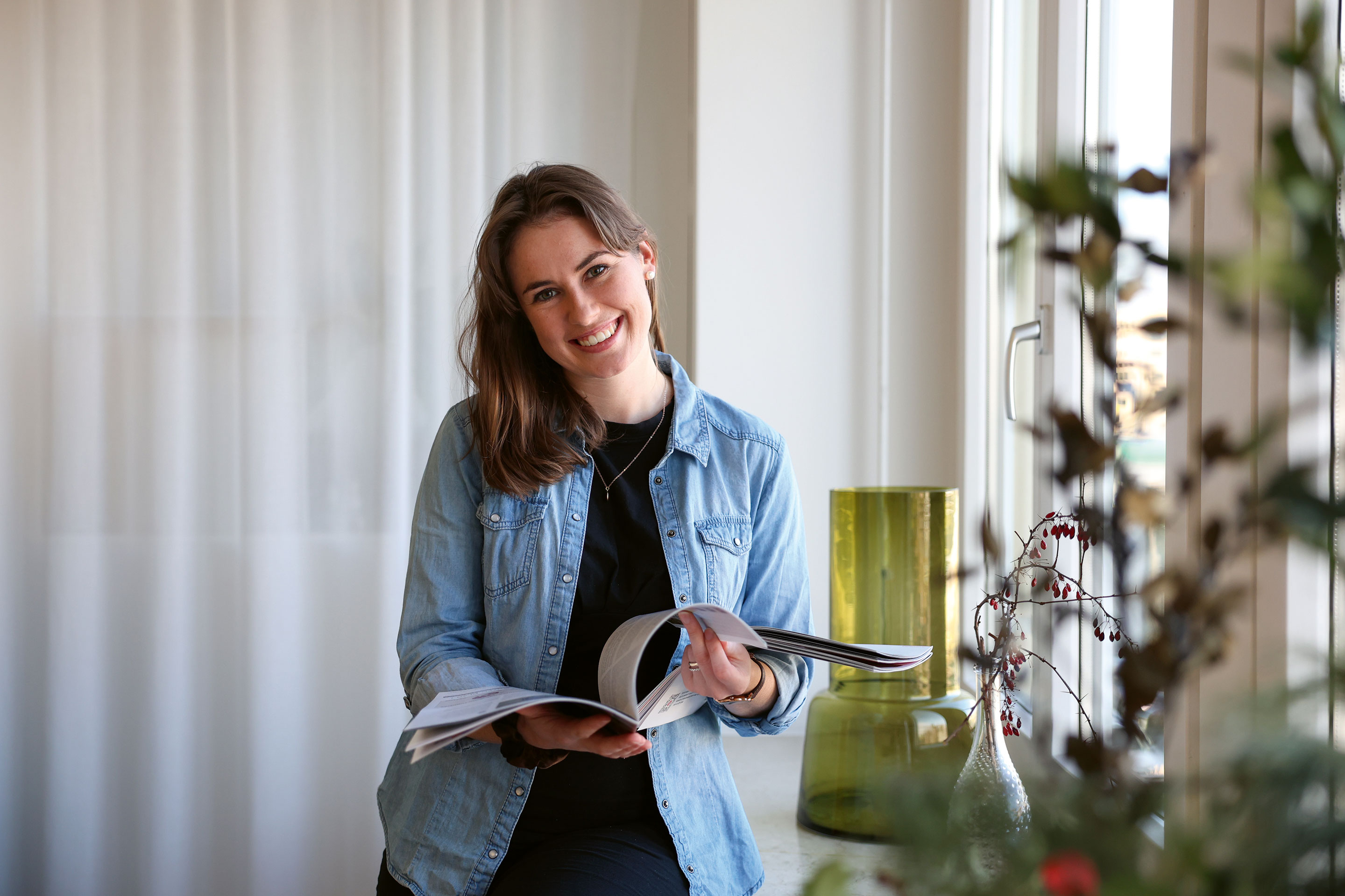Natalie Schärer, Redaktorin Architektur. Die gebürtige Kanadierin zog 2015 von Südtirol in die Zentralschweiz, um Architektin zu werden. Danach studierte sie Kulturpublizistik in Zürich. Heute lebt sie in Bern und scheint endlich angekommen zu sein.