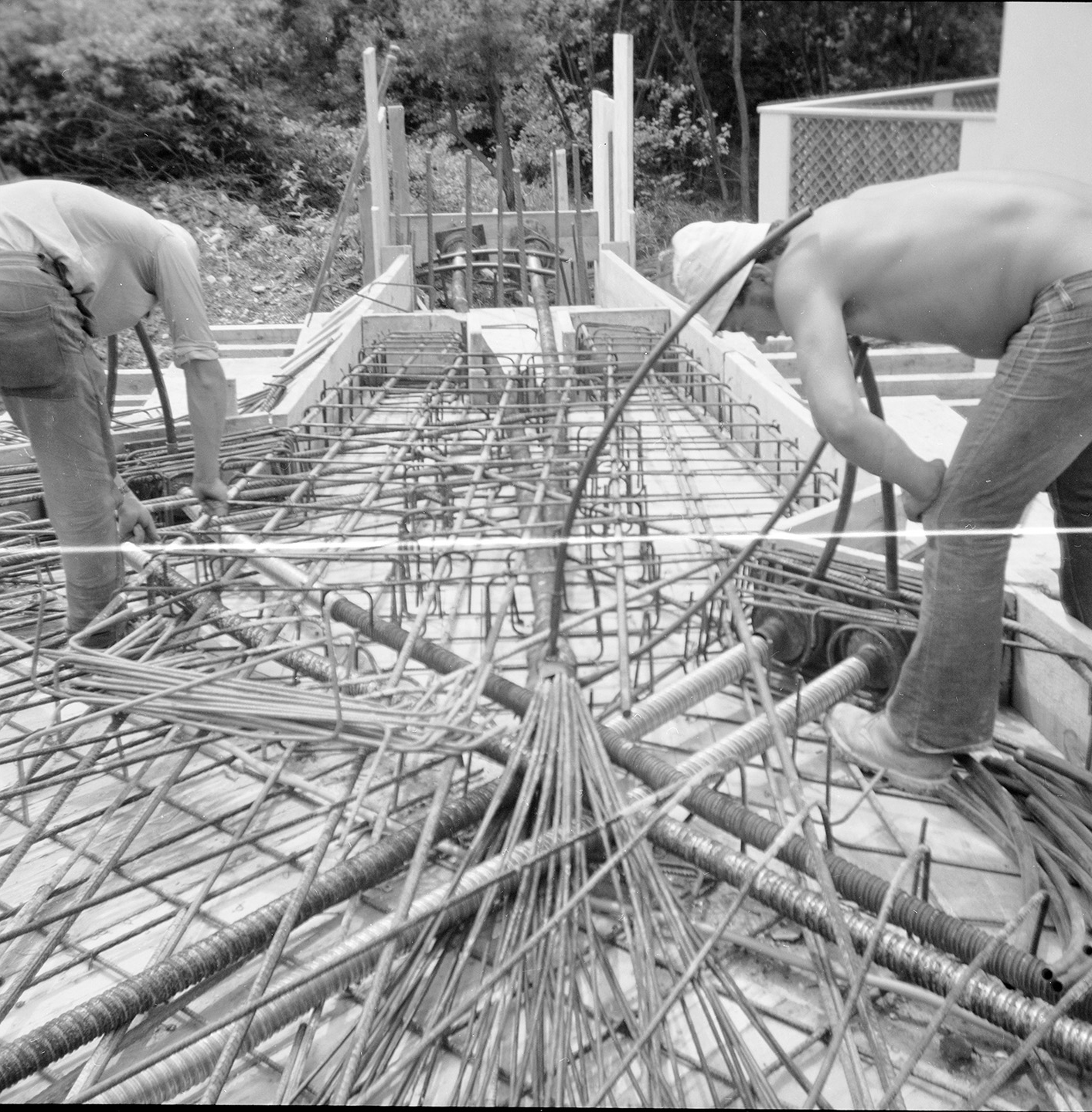 Posa dell’armatura e dei cavi di precompressione.