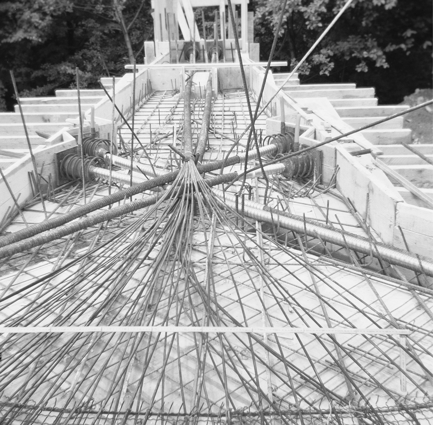 Posa dell’armatura e dei cavi di precompressione.