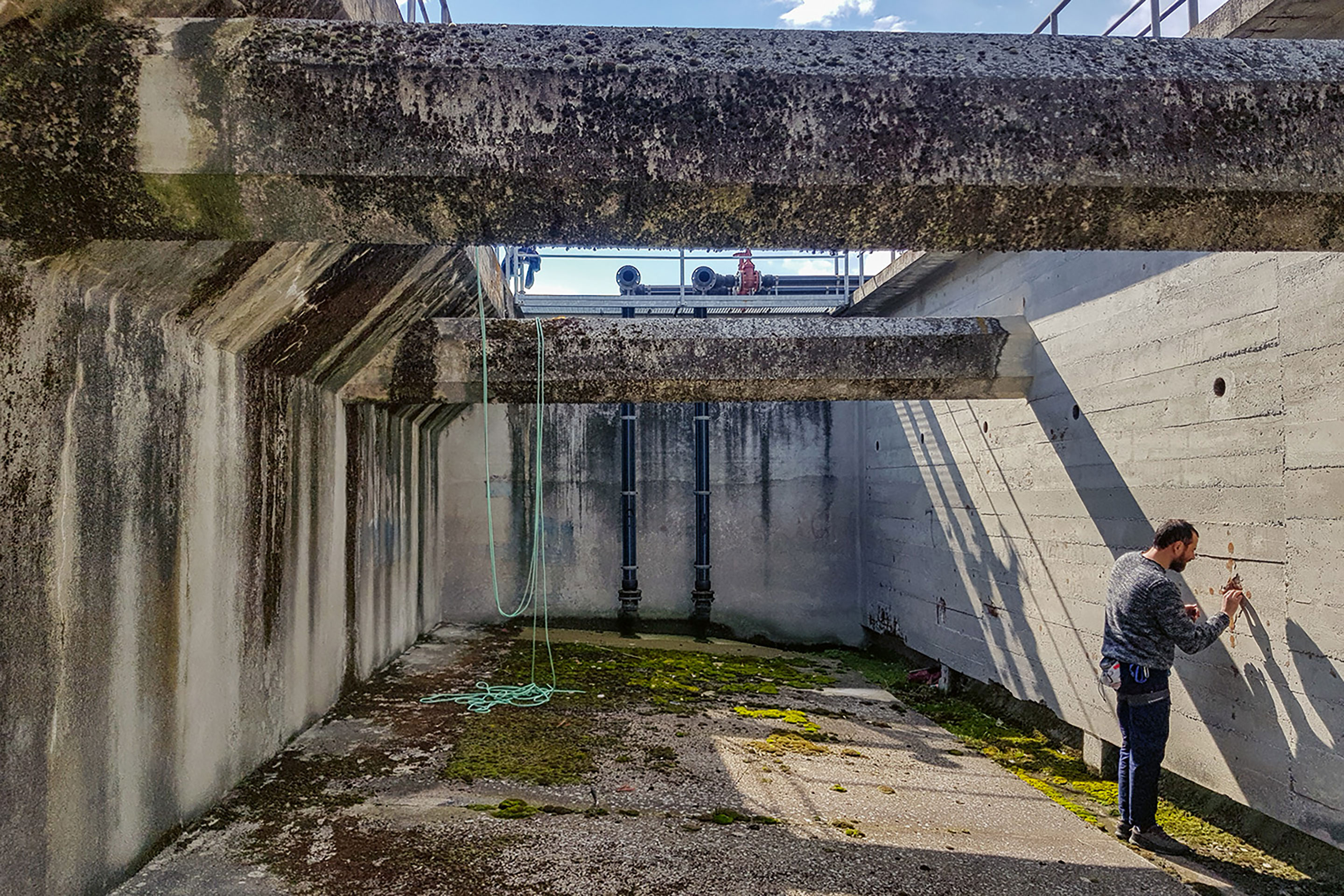 Das Becken verfügte über eine Trennwand, die mit diesen zwei gewaltigen sechskantigen Zugbändern stabilisiert wurde. Das Gesamtvolumen konnte erst nach dem Abbruch der Wand erfasst werden.