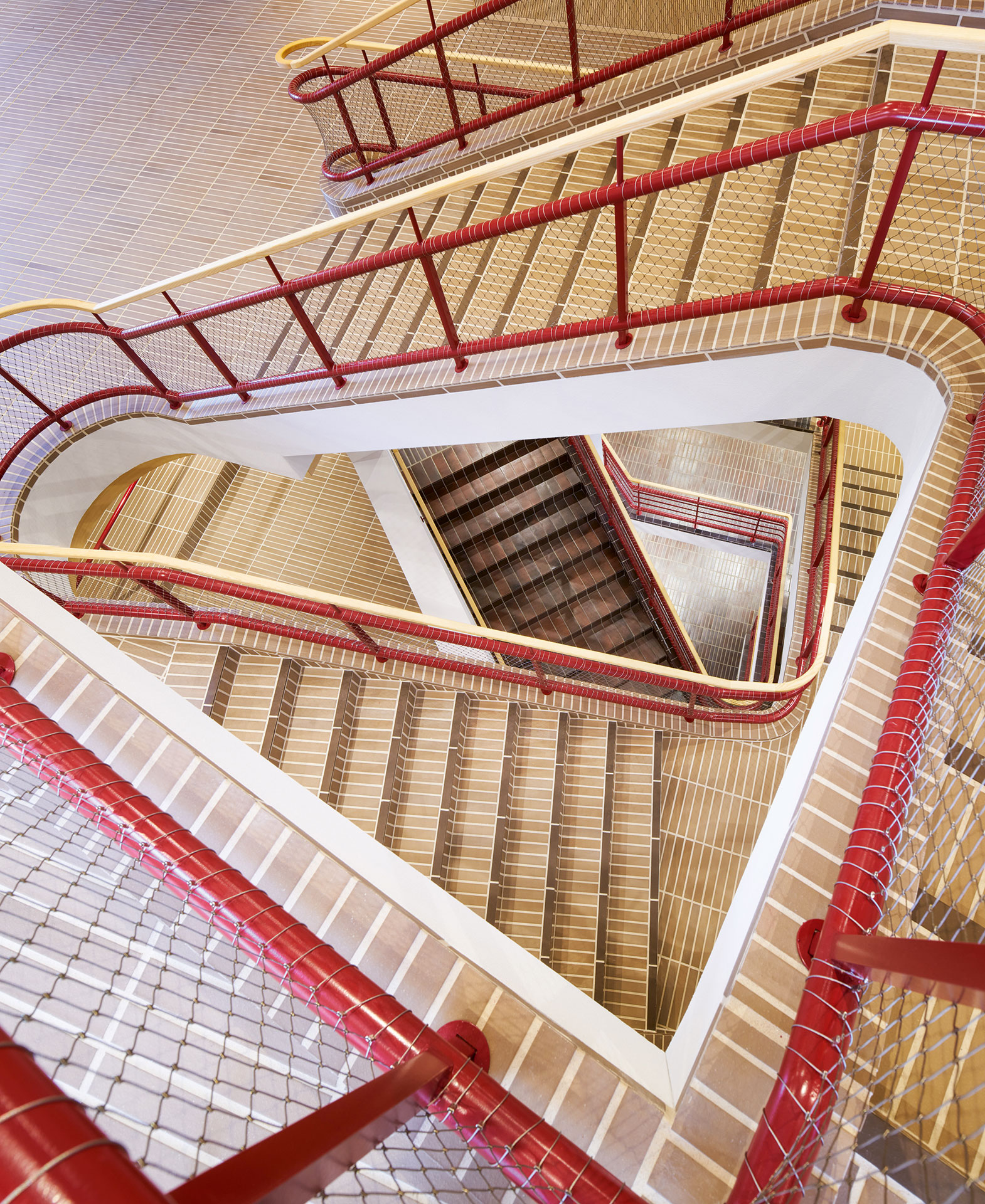 Die erweiterte Treppenanlage ist das Zentrum des Gebäudes und verbindet als innere Promenade den oberen mit dem unteren Zugang.