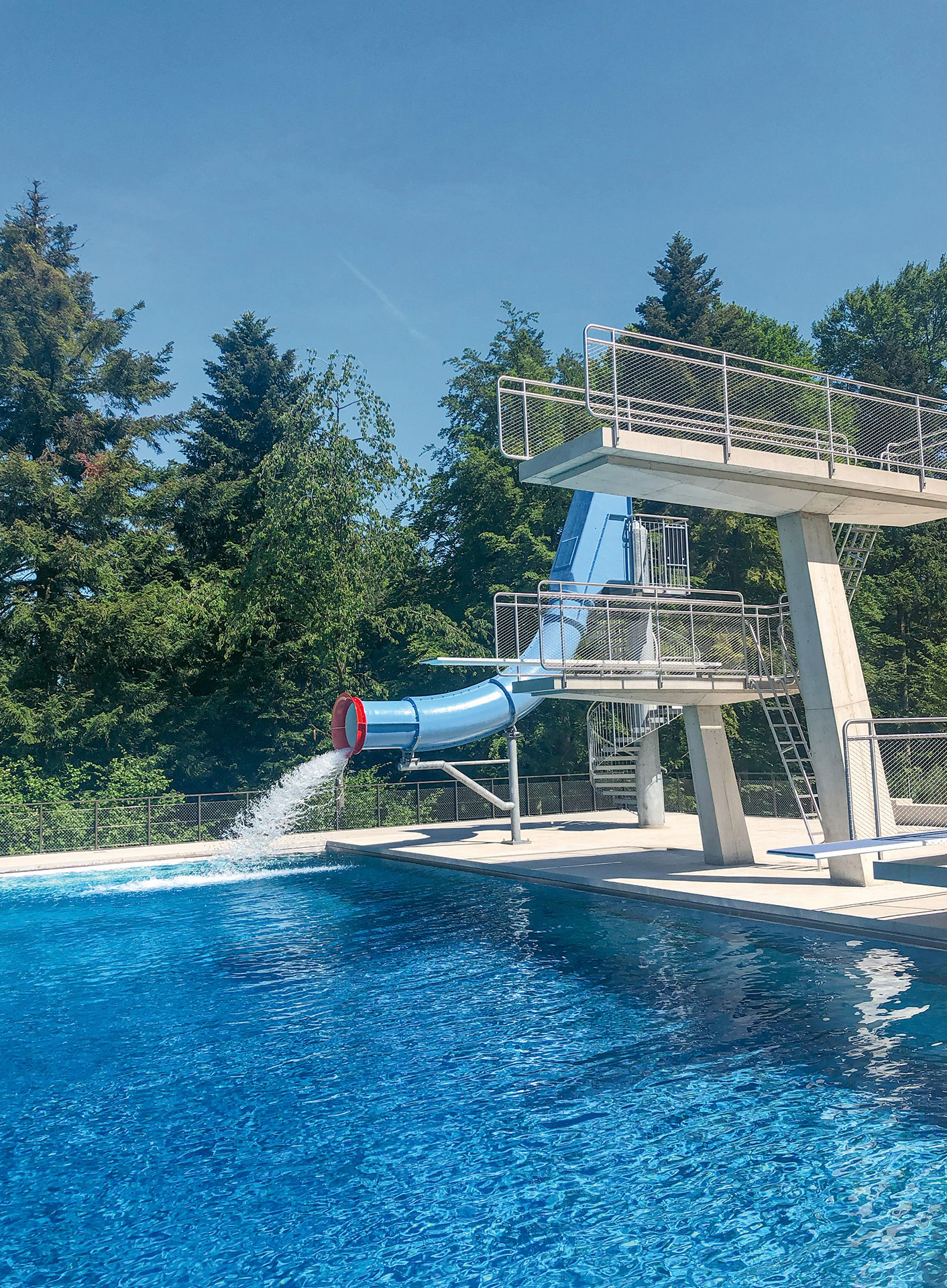 Die bestehende «Jump Slide» fand einen neuen Platz am Sprungbecken.