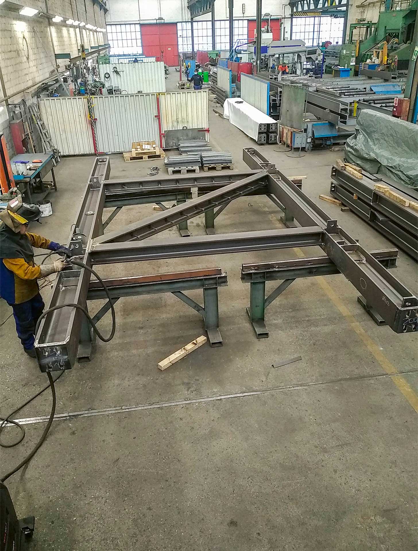 Structure en acier des préfabriqués de béton des premiers étages de la façade.