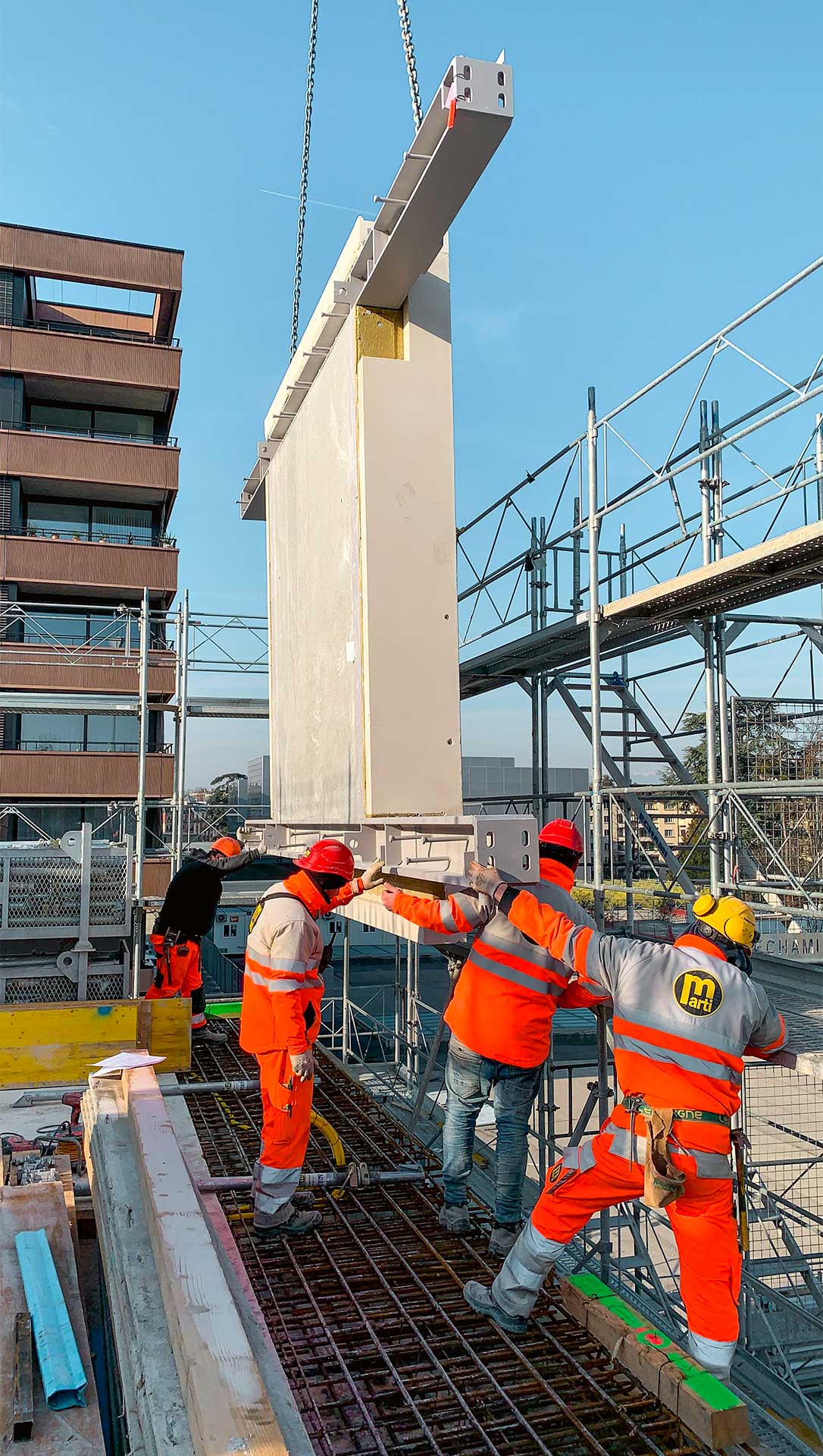 Levage et pose des préfabriqués en forme de « T-shirt ».