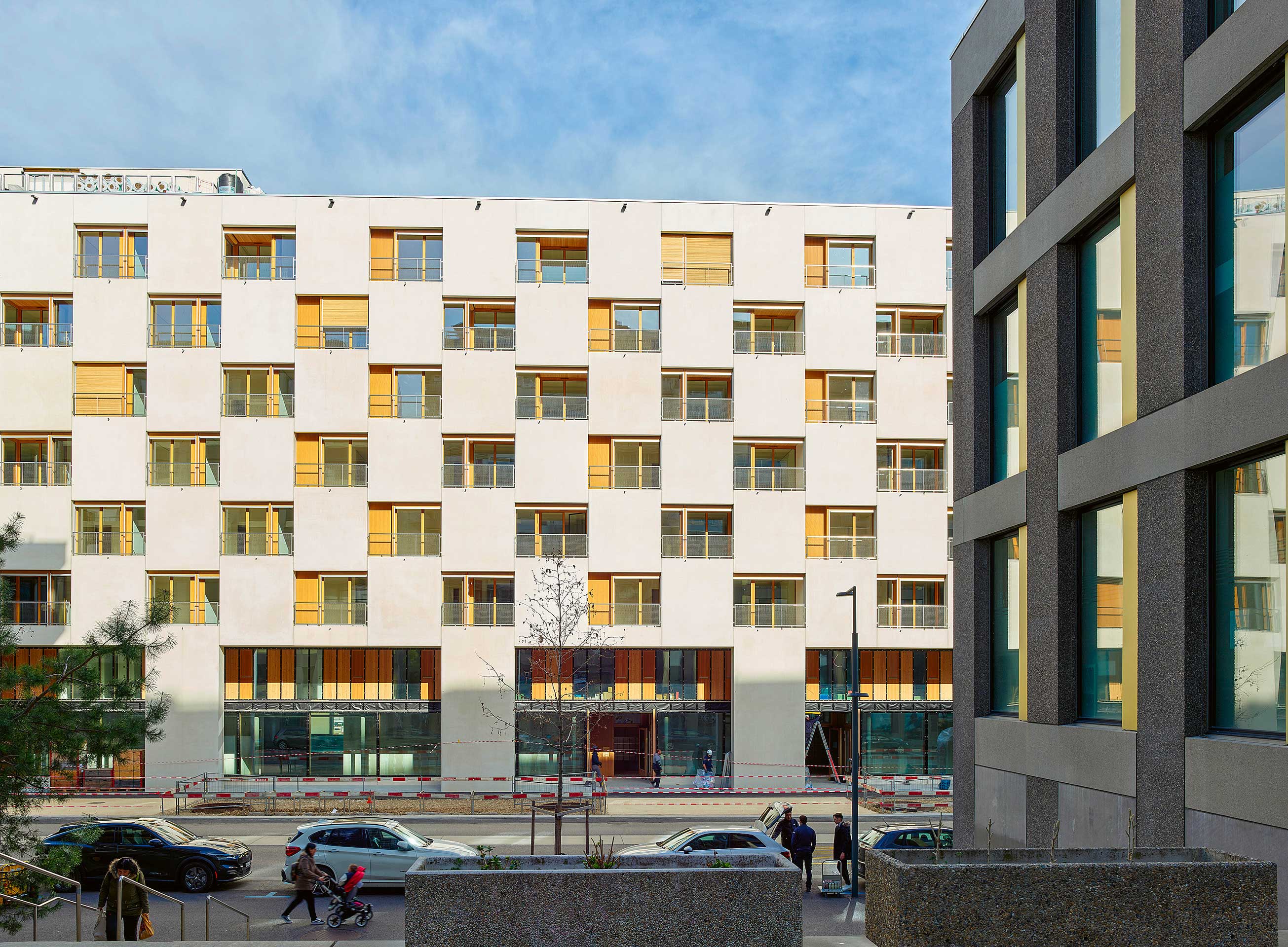 La façade en damier vue depuis l’avenue de la gare des Eaux-Vives.