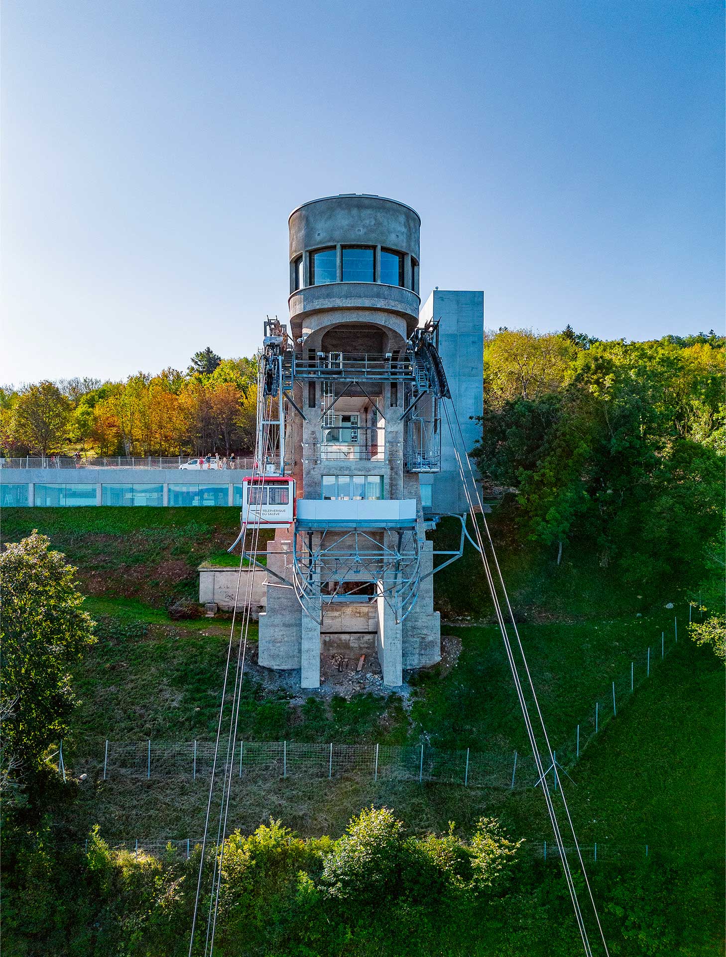 vue extérieure de la gare haute. La plateforme d’arrivée des cabines a été transformée et se trouve désormais à l’air libre.
