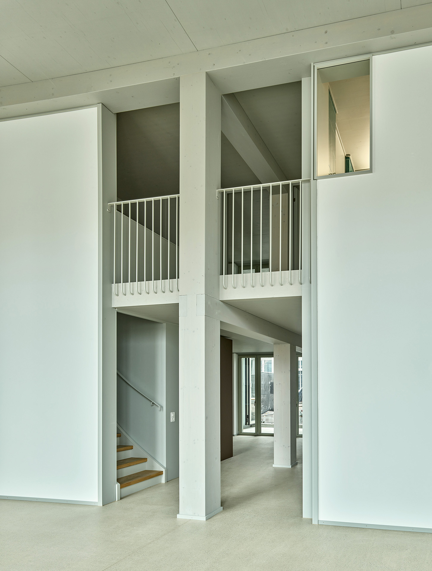 Die Ästhetik der Maisonettewohnungen ist  von der Holzstruktur sowie den Holzdecken und -böden bestimmt.