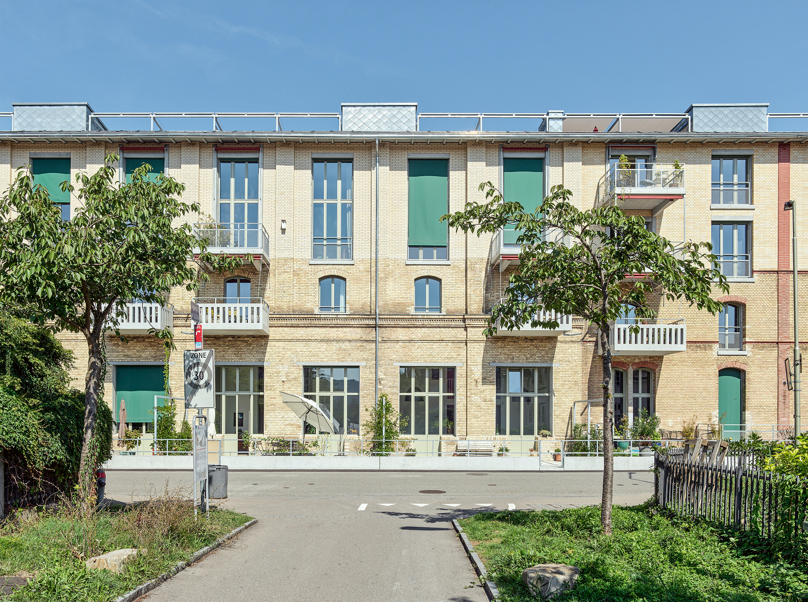 Für den sauberen Anschluss an das bestehende Mauerwerk musste die Mauerkrone um eine bis zwei Stein­lagen zurückgebaut werden, die abgetragenen Steine wurden  für den Wiedereinbau zwischengelagert. Auch die Steine,  die für Fensterbrüstungen herausgeschnitten wurden, sollten später wiederverwendet werden.