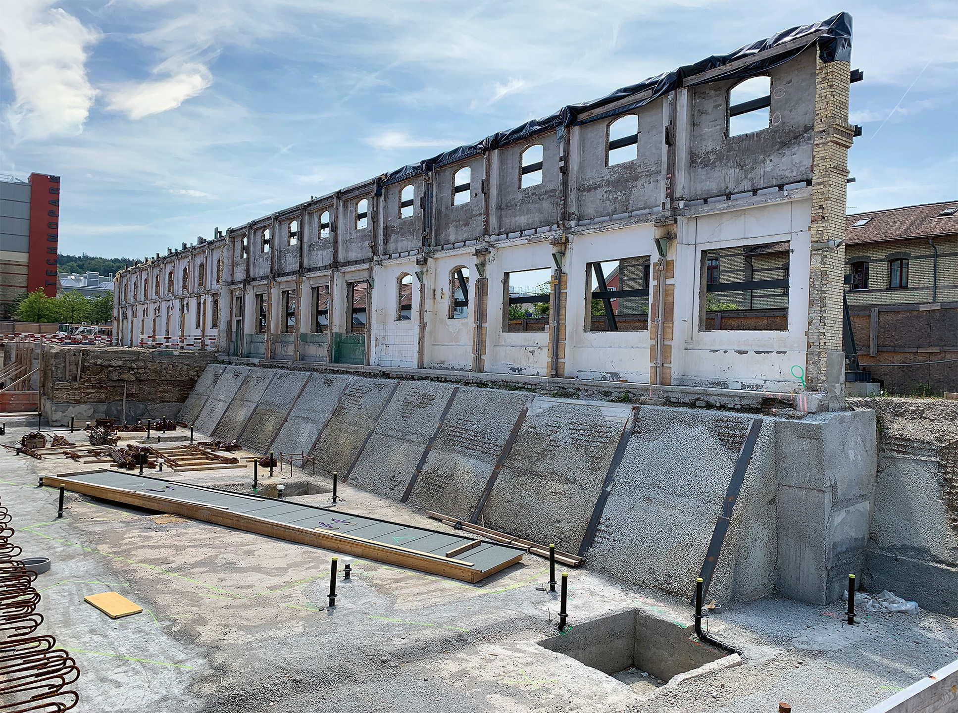 Die Fassaden der ehemaligen Lagergebäude wurden für ein zweites Leben als Wohnhaus erhalten.