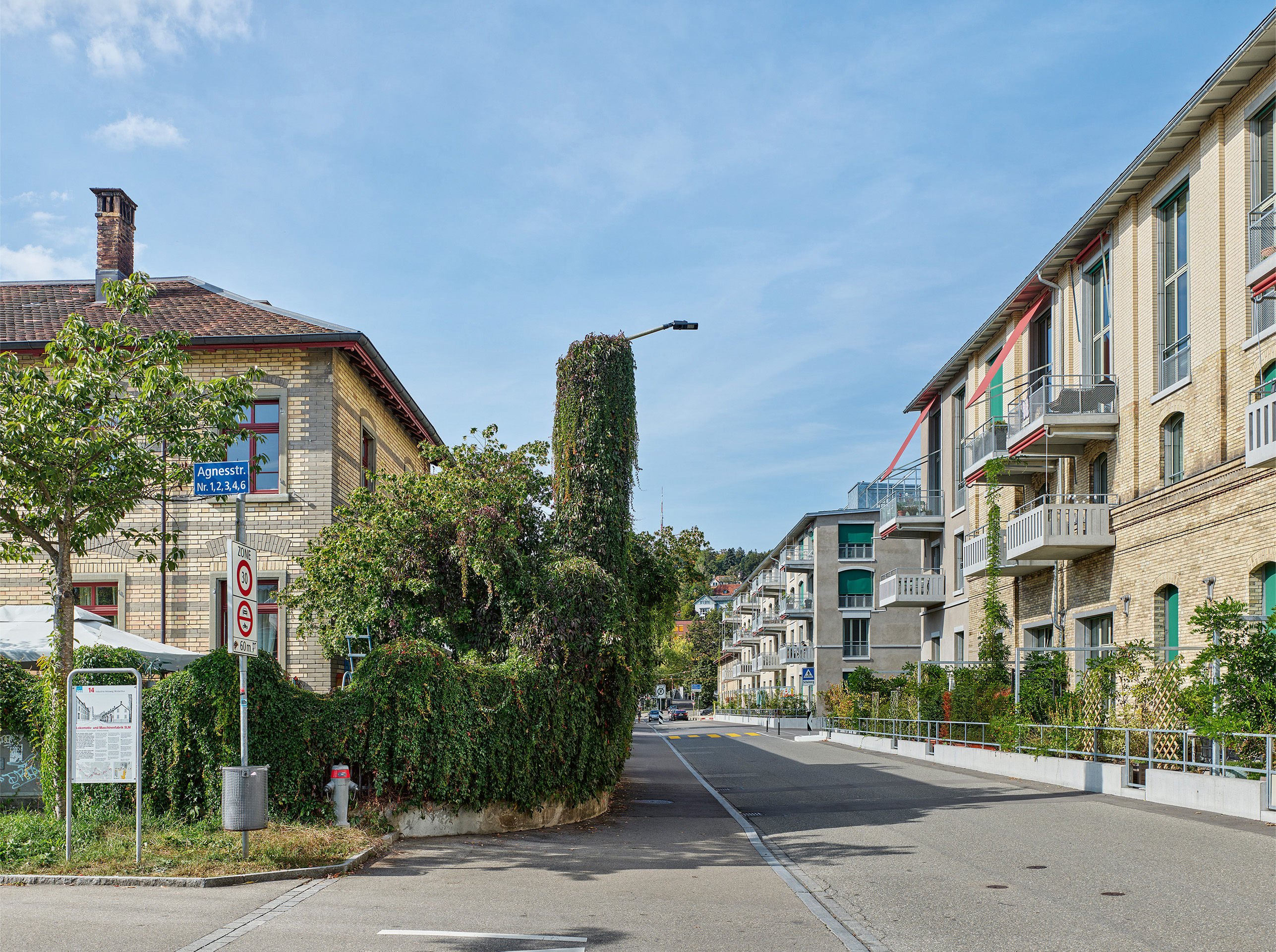 Die erweiterten Backsteinfassaden zur Jägerstrasse zeugen heute noch von der industriellen Ver­gangenheit des Quartiers. Die Gebäude­struktur dahinter wurde für die Wohnnutzung komplett neu entwickelt.
