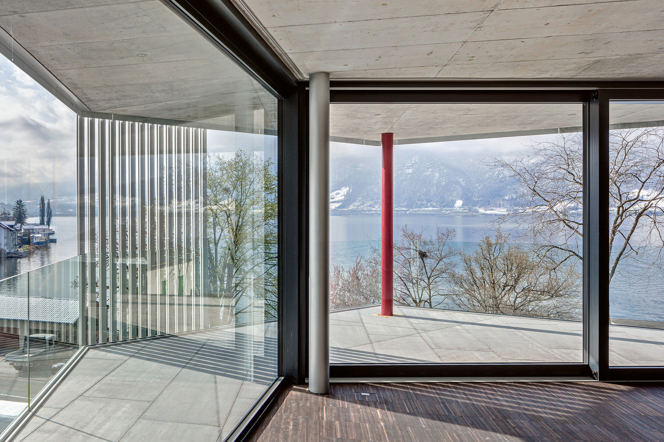 Das Panorama des Zugersees ist in jeder Wohnung dank der Vollverglasung ­besonders gut erlebbar.