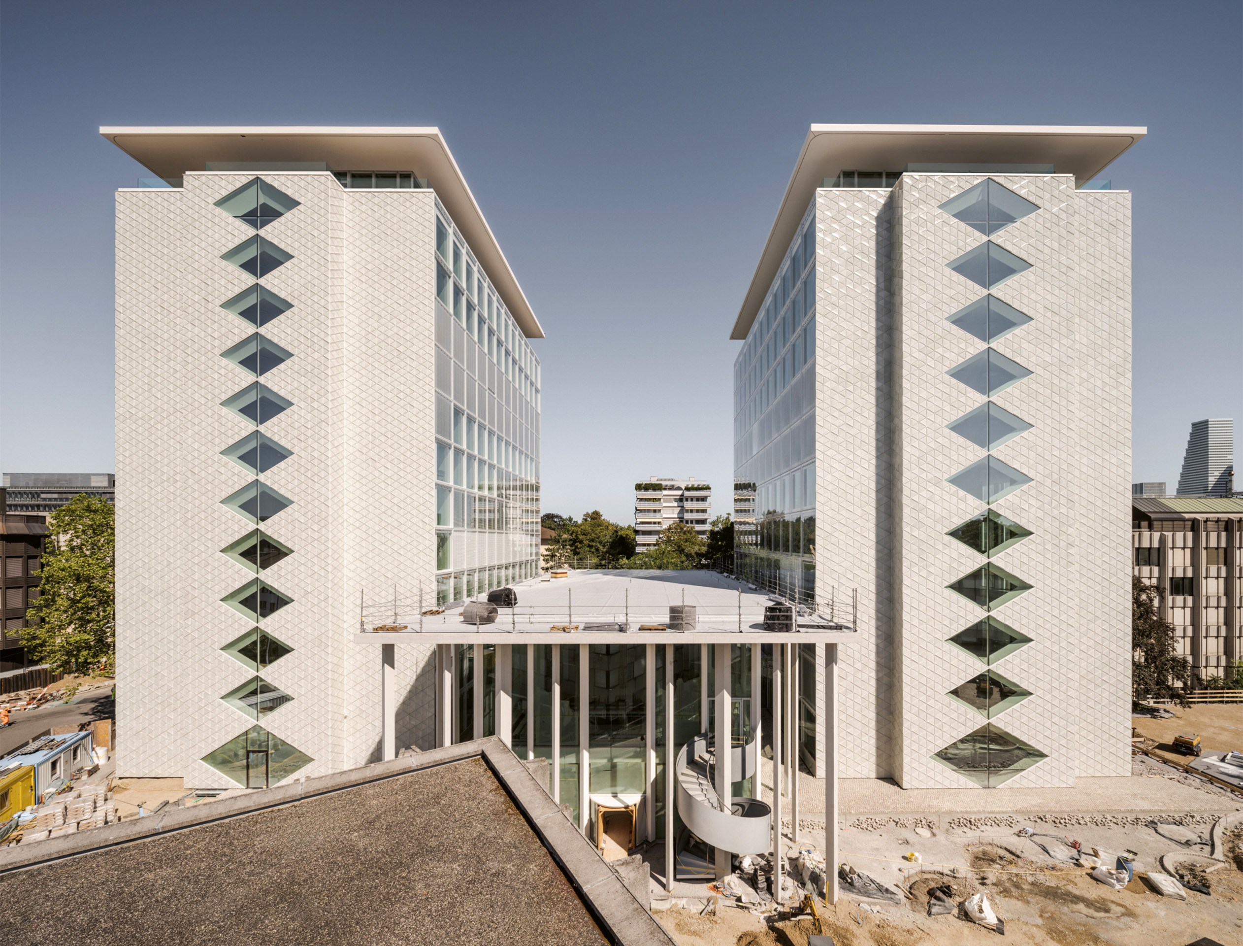 Die Zwillingshäuser unterscheiden sich auf den ersten Blick kaum. Links das transformierte Bestandsgebäude, rechts der Neubau.
