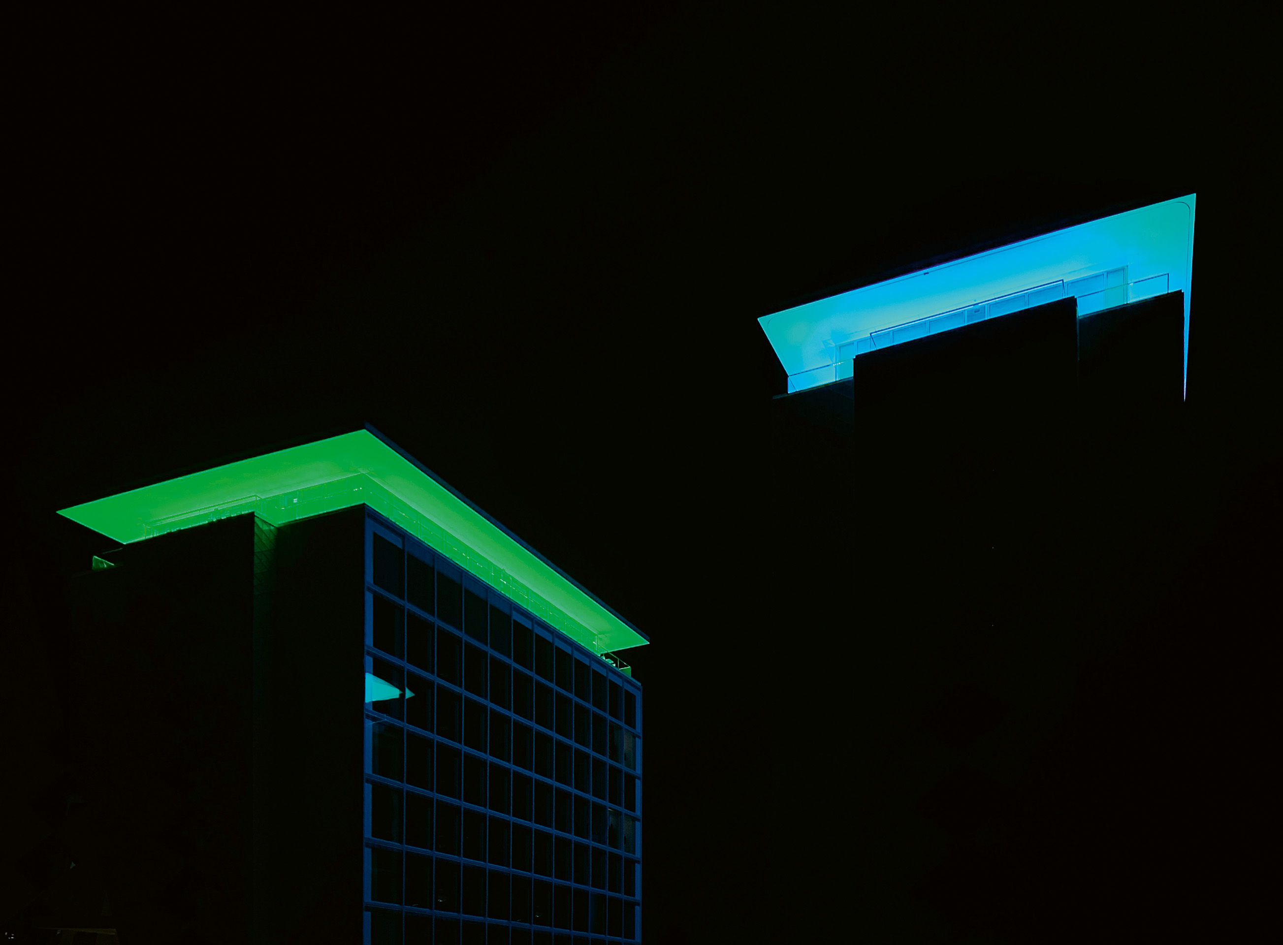 Die weithin sichtbare Lichtinstallation «Light Raiment» von James Turrell unterstreicht die wahrzeichenhafte Wirkung der Gebäude. Für die unmittelbare Nachbarschaft ist das wechselnde Licht sehr intensiv. Helvetia handelt derzeit mit den Nachbarn die Dauer der nächtlichen Illumination aus.