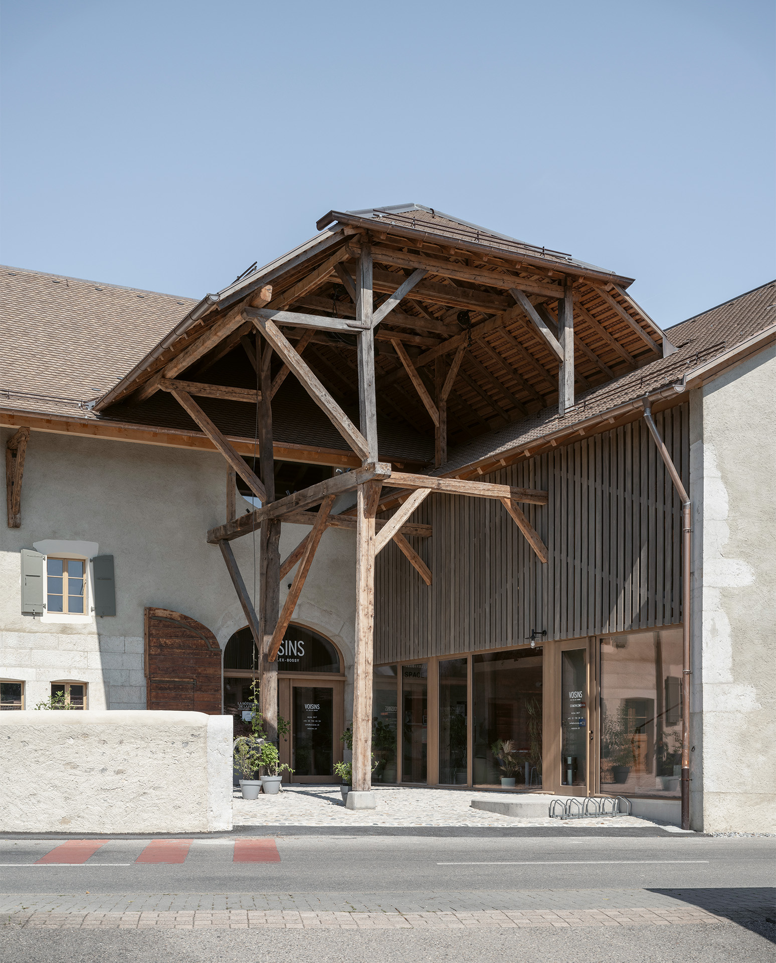 L’entrée principale du site est marquée par la structure de l’ancien chariot à grains.