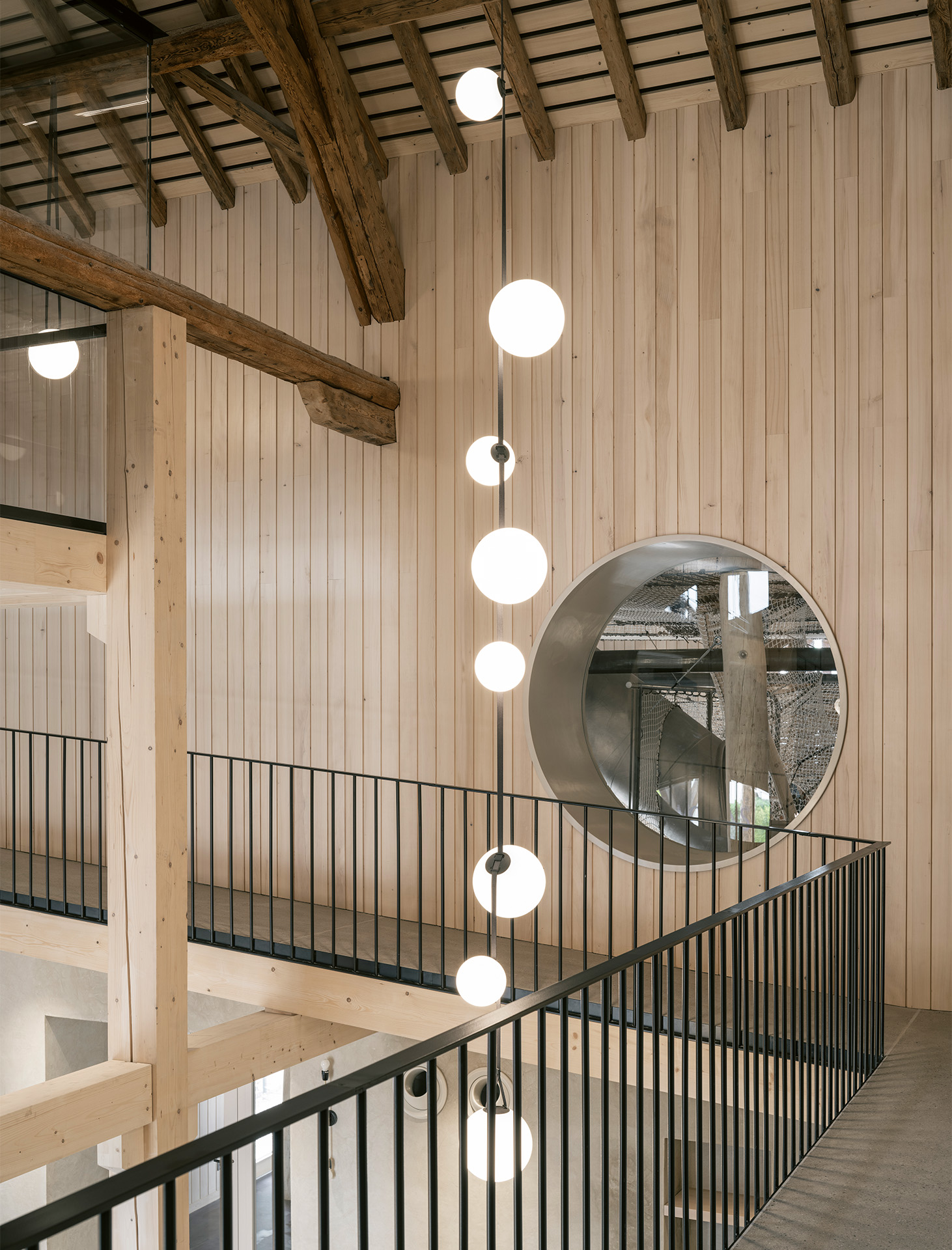 L’espace central dessert l’ensemble des programmes et offre des vues sur les différentes activités.