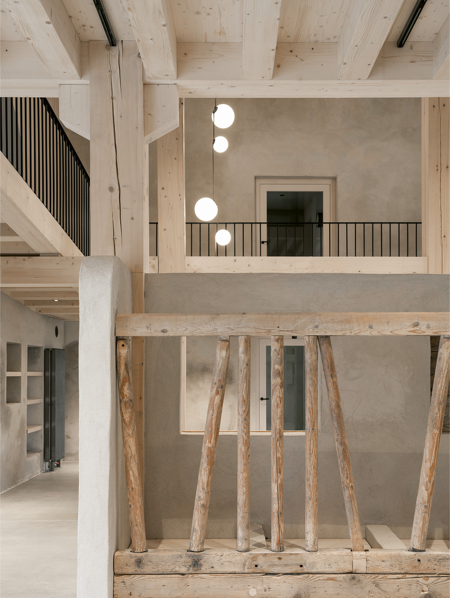 Dans la grande salle, l’ancienne mangeoire conservée participe à transmettre la mémoire des lieux.