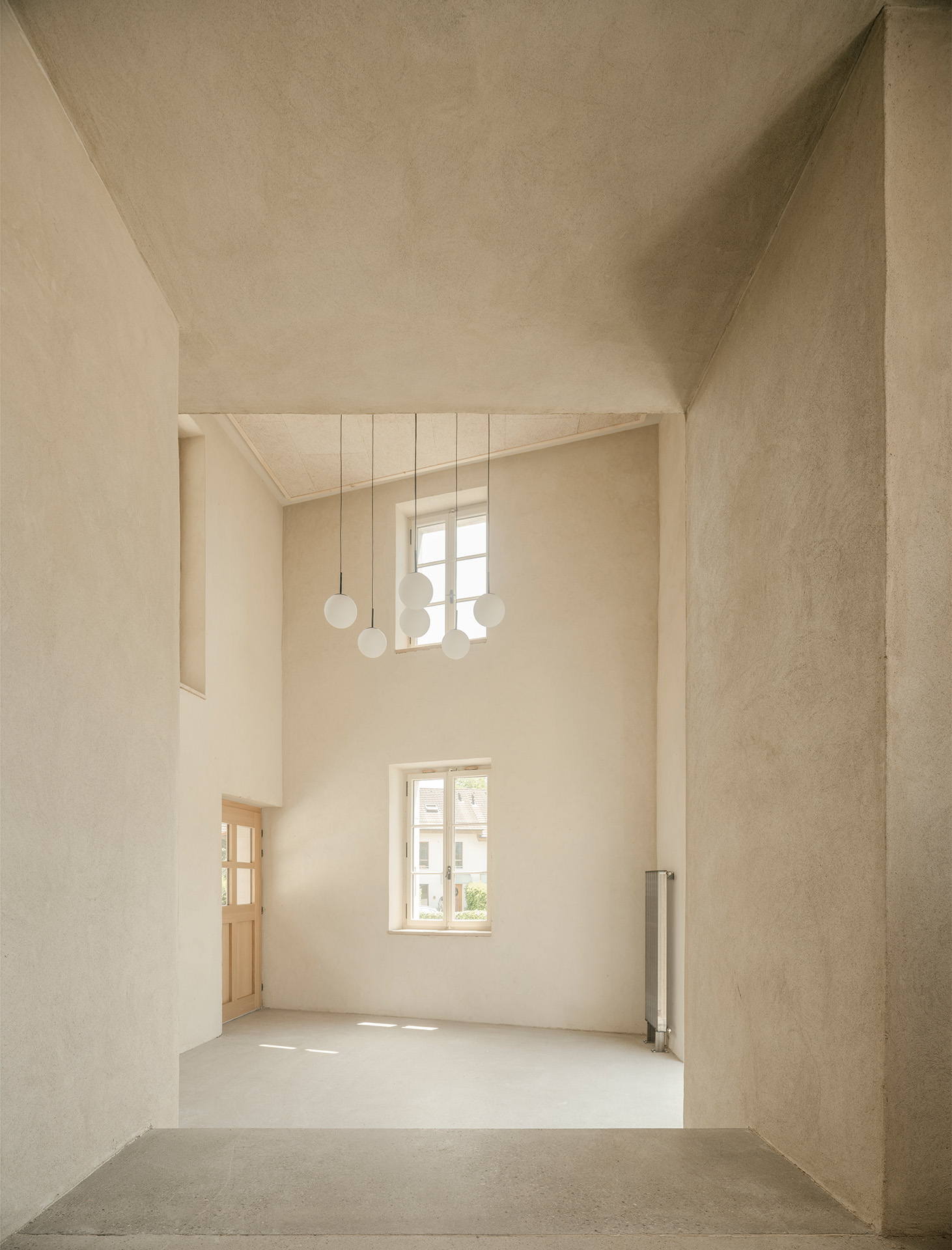 Un crépi fin recouvre les murs hétérogènes pour unifier les espaces et les époques.