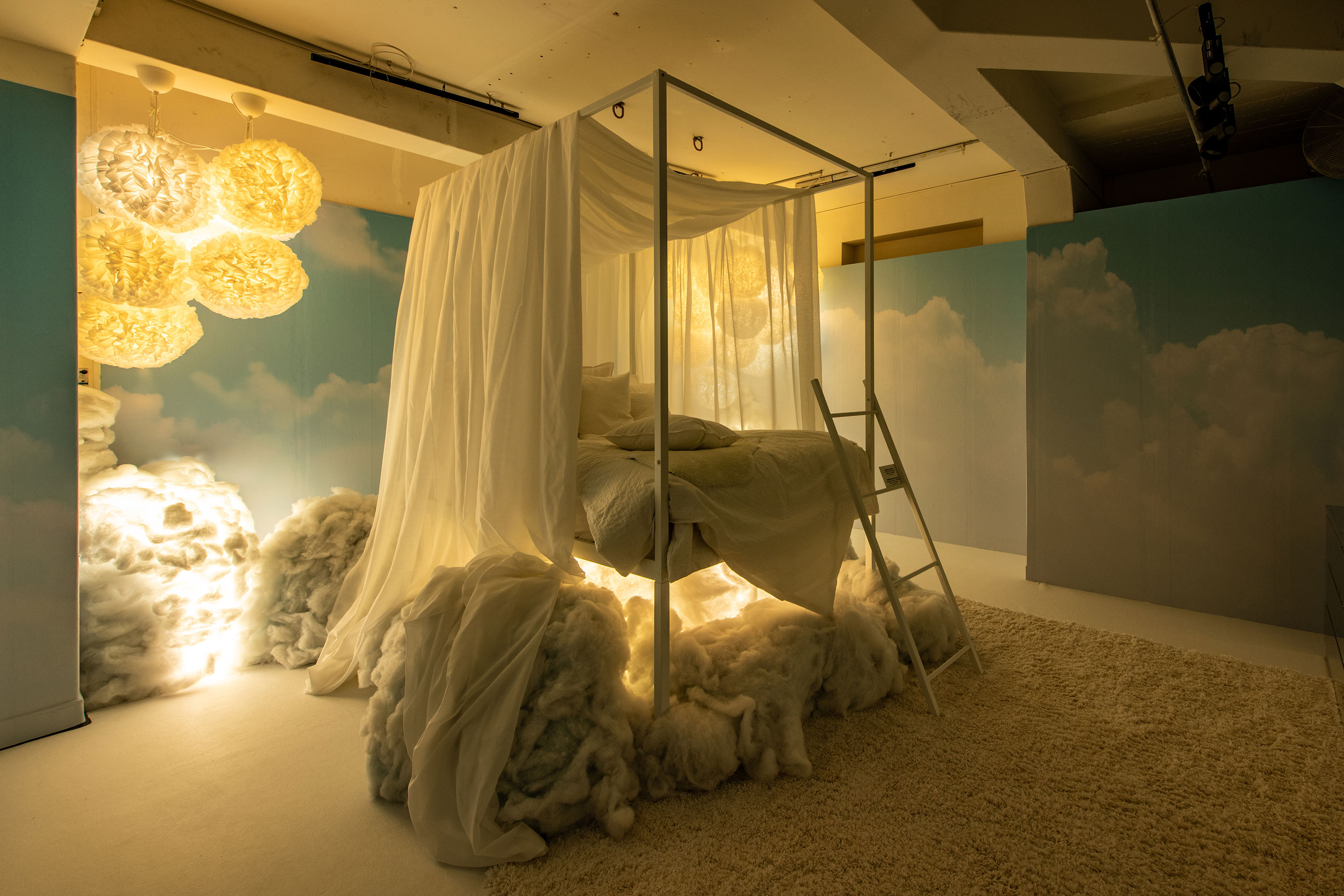 Weniger innovativ war der Auftritt von Ikea. Die immersive Ausstellung «It’s time for a good night’s sleep» von Ikea versprach, die Besucherinnen und Besucher mit auf eine sinnliche Reise durch die Welt der Träume, der Entspannung und des Schlafs zu nehmen. Jedoch trafen die Neugierigen in der Photobastei vor allem auf bonbonbunte, flauschig-weiche, mit Ikea-Möbeln ausgestattete Räume.