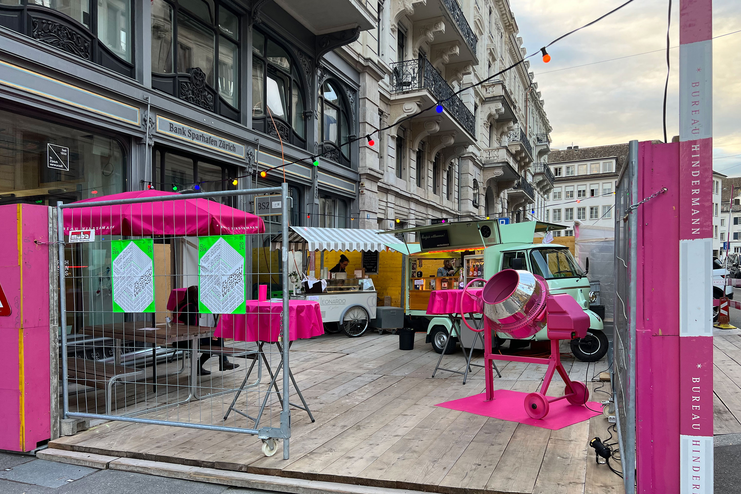 Das Zürcher Bureau Hindermann lud ein, den Stand des Umbaus der Sparhafen Bank zu begutachten. Und da manche Bauphasen nicht nur ein «Glacéschlecken» seien, so Christof Hindermann, spendierte das Büro Espresso und Gelati.
