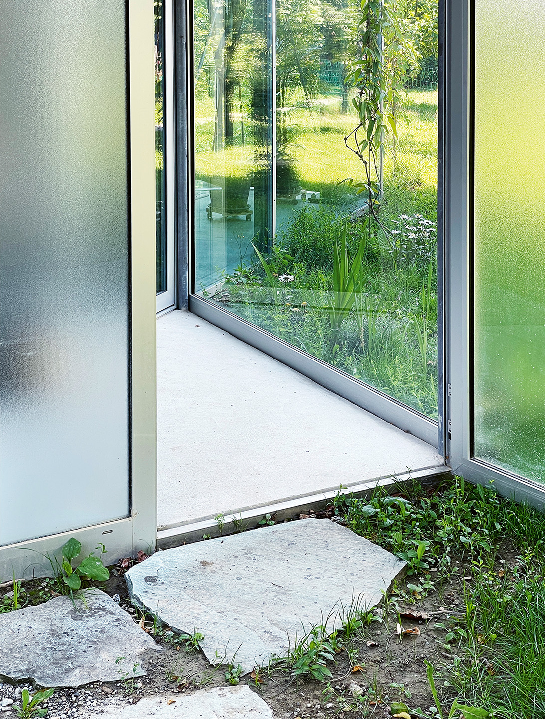 Filter House Genf: Der Übergang zwischen Innen- und Aussenraum besteht aus einer dünnen, zeltähnlichen Glasschicht.