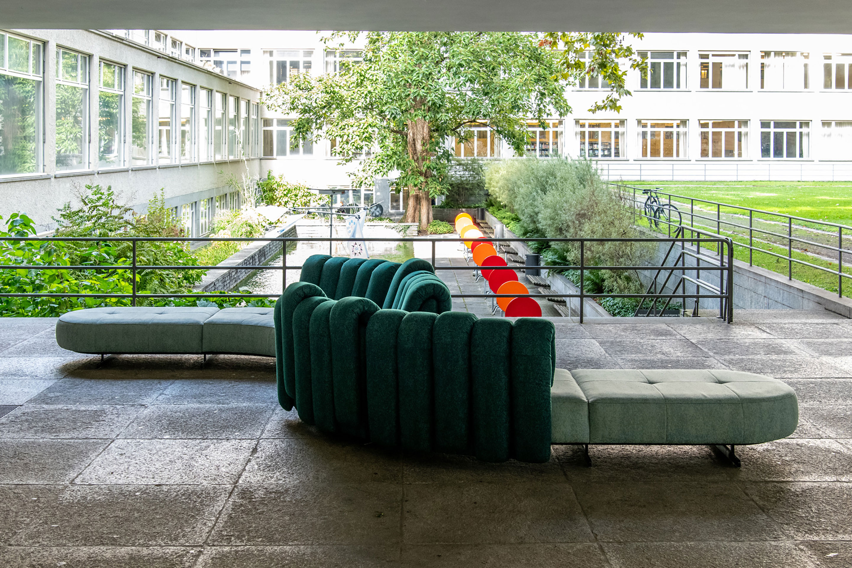 Dreh- und Angelpunkt des Designfestivals war die Design Zentrale im Museum für Gestaltung. Hier konnte man sich auch auf «DS-888 Collina» ausruhen, dem neuesten Entwurf von Atelier Oï für de Sede.. Das skulpturale Möbel war eine der fünf «Landmarks», Installationen im öffentlichen Raum, die Designerinnen und Designer speziell für den Anlass erarbeitet hatten.