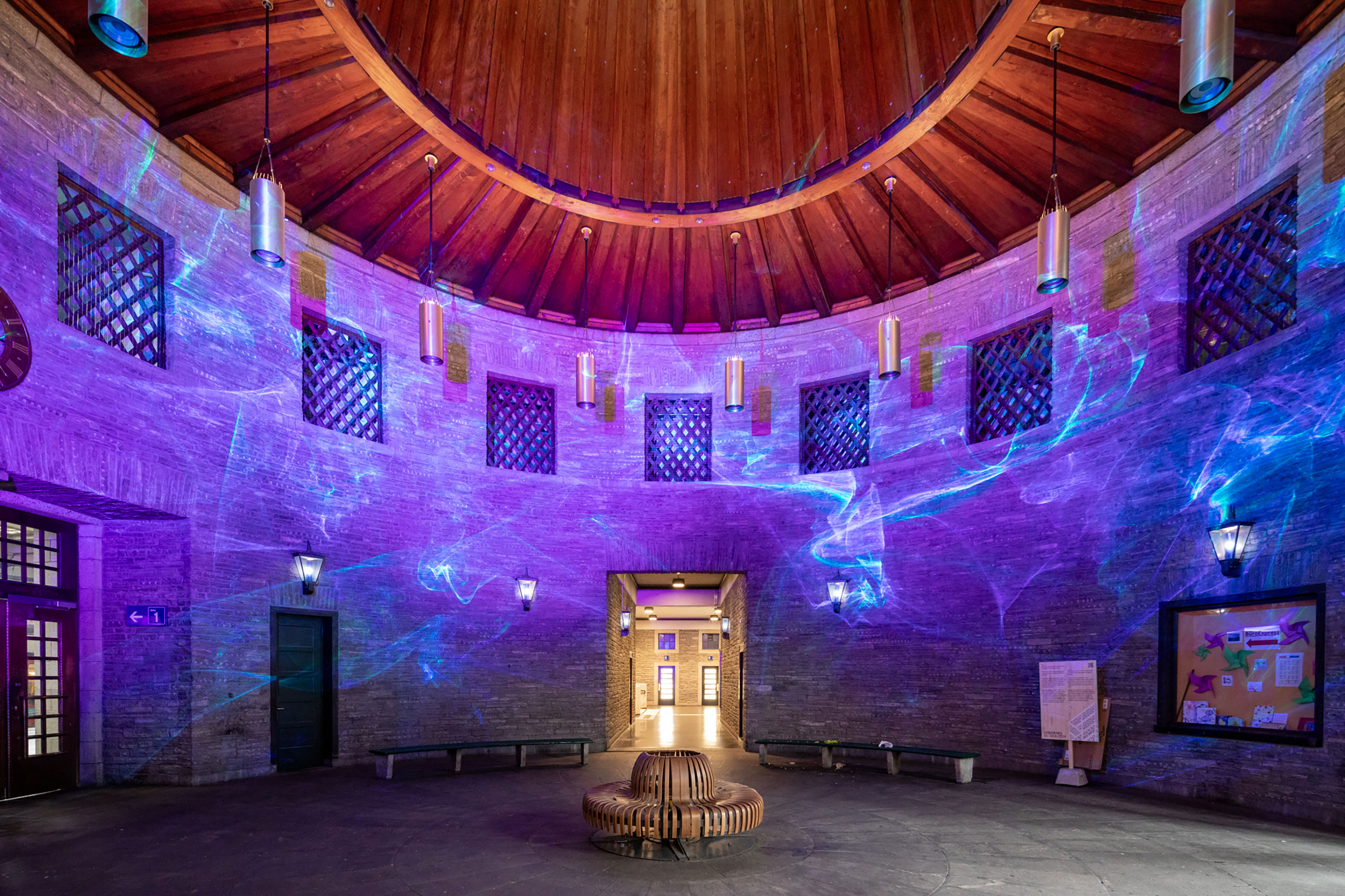 Die Licht-Installation «Soul» verwandelte die ehemalige Schalterhalle am Bahnhof Enge in eine magische Welt. Ein nahezu meditatives Erlebnis, das der ukrainische Lichtdesigner Mykola Kabluka mit seinem Team von Expolight nach Zürich brachte. Die Lichtinstallation ist eine Zusammenarbeit zwischen den Zurich Design Weeks und der Kyiv Design Week.