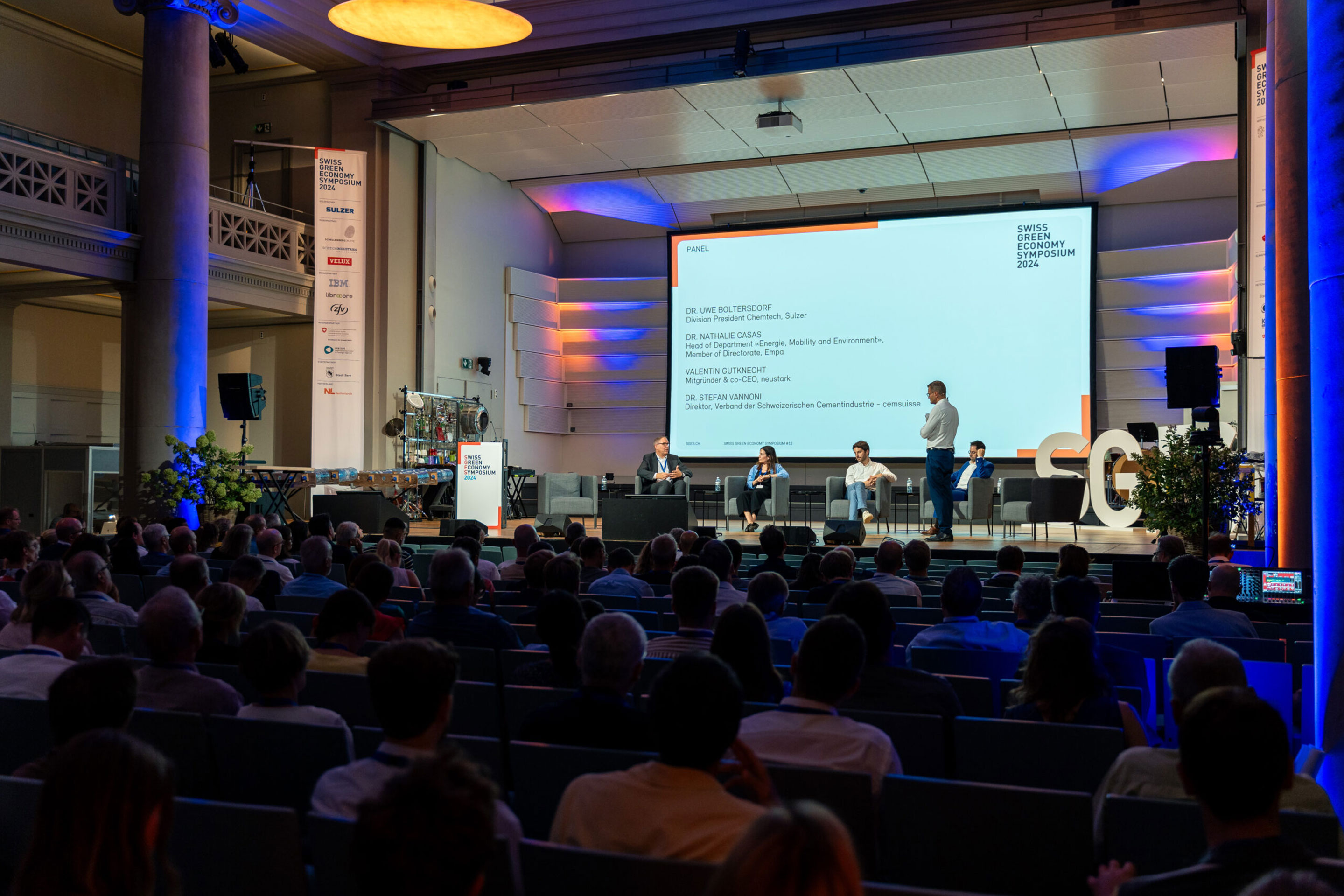 Aus technologischer Sicht das spannendste Panel des zweiten Veranstaltungstags: Vertreterinnen und Vertreter aus Forschung und Industrie sprechen über die Möglichkeiten und Grenzen der Abscheidung und Speicherung von CO2.