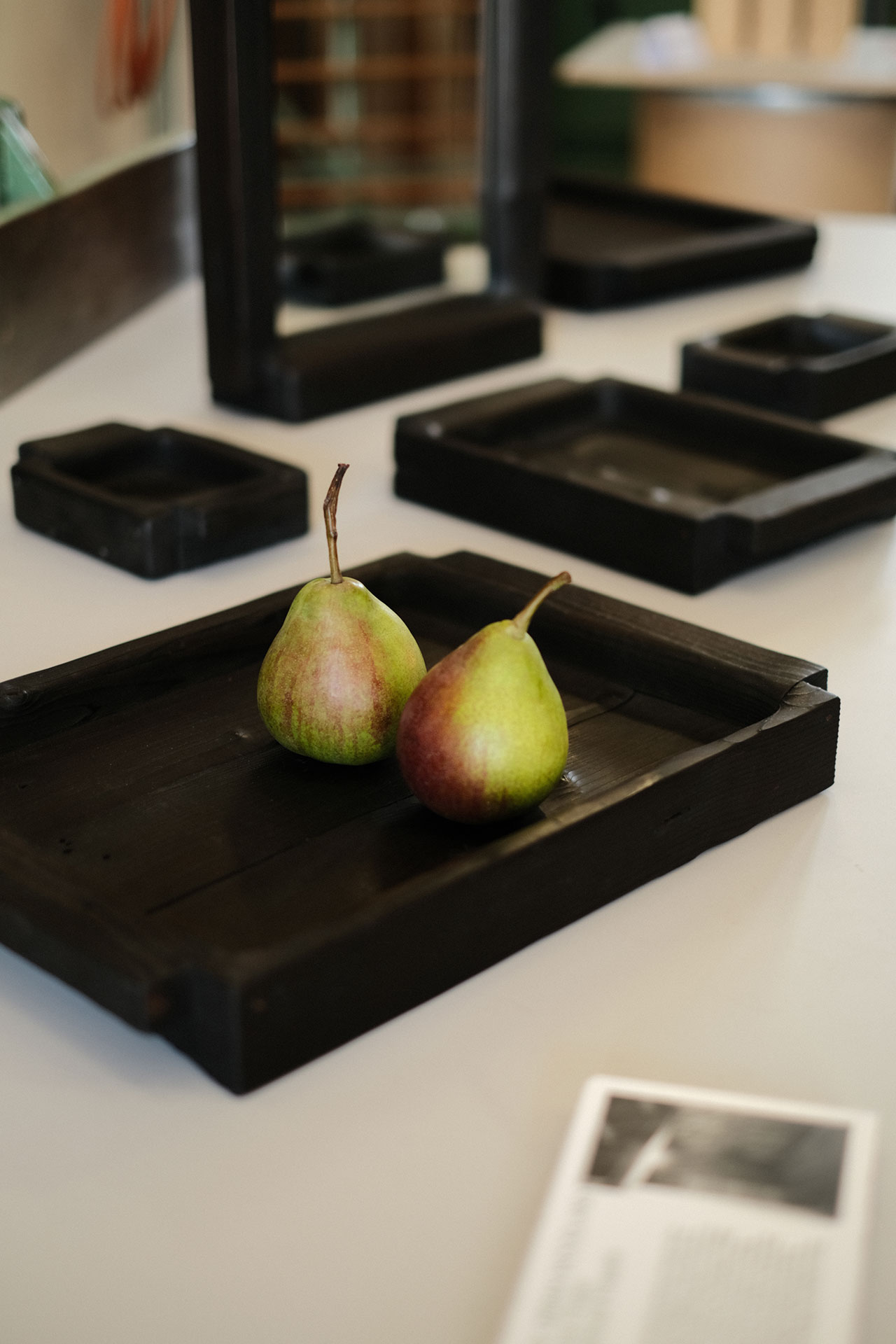 Die Westschweizer NOV Gallery brachte mit der Schau «Out of the Woodworks» die Deutsch- und Westschweiz auf dem Kasernenareal zusammen. Das Holz, aus dem die der Hand schmeichelnden Schalen, Tabletts und Spiegel gefertigt sind, stammt von Kieferholztrennwänden, die man in der ganzen Schweiz auf Dachböden und in Kellern findet. Um die Oberfläche feiner und griffiger zu machen, kam die japanische Technik des Yakisugi zum Einsatz.