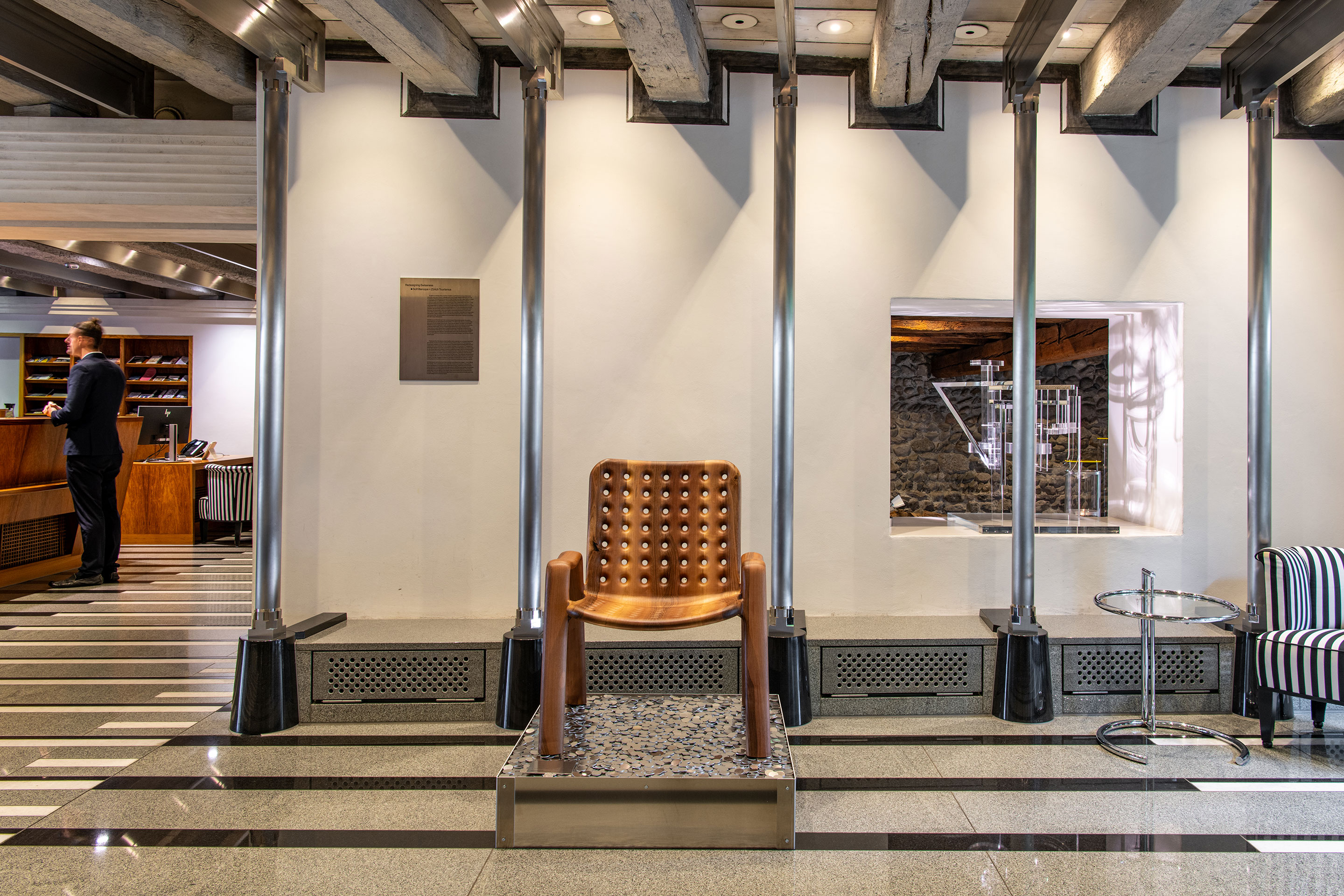 Ein Zitat der Designgeschichte empfing die Besucherinnen und Besucher des Hotels Widder: In der Lobby interpretierte das Londoner Designstudio Soft Baroque in Zusammenarbeit mit dem Schweizer Möbelhersteller Vitra den Landi-Stuhl neu –und zwar in massivem Holz.