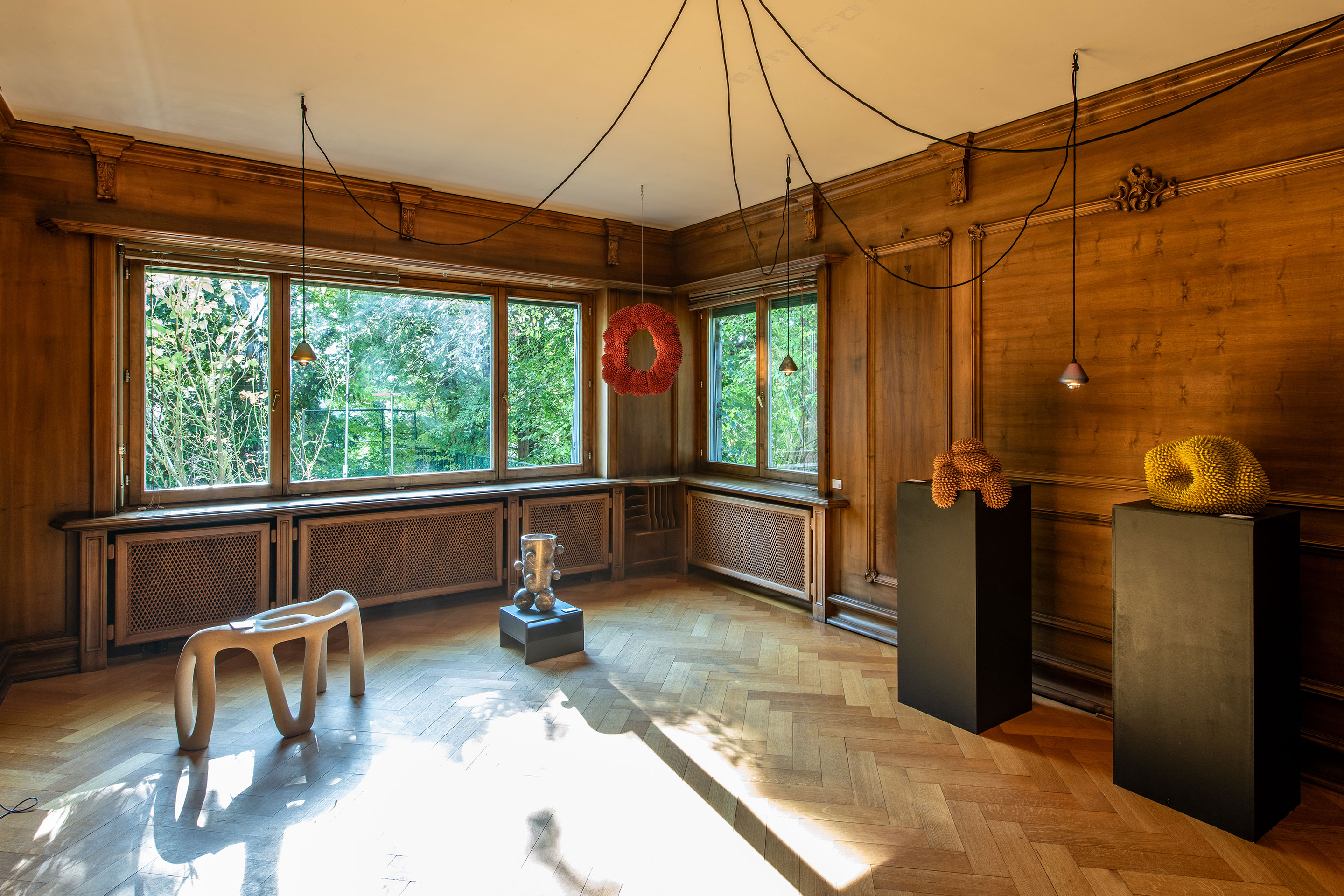 Besonders auffällig waren die Arbeiten von Andrés Anza, Gewinner des diesjährigen Loewe Foundation Craft Prize 2024. Der mexikanische Designer nutzt Keramik, um amorphe Wesen zu erschaffen. Wie stachlige, mal gelbe, mal rote Korallen sitzen diese auf dunklen Stelen.