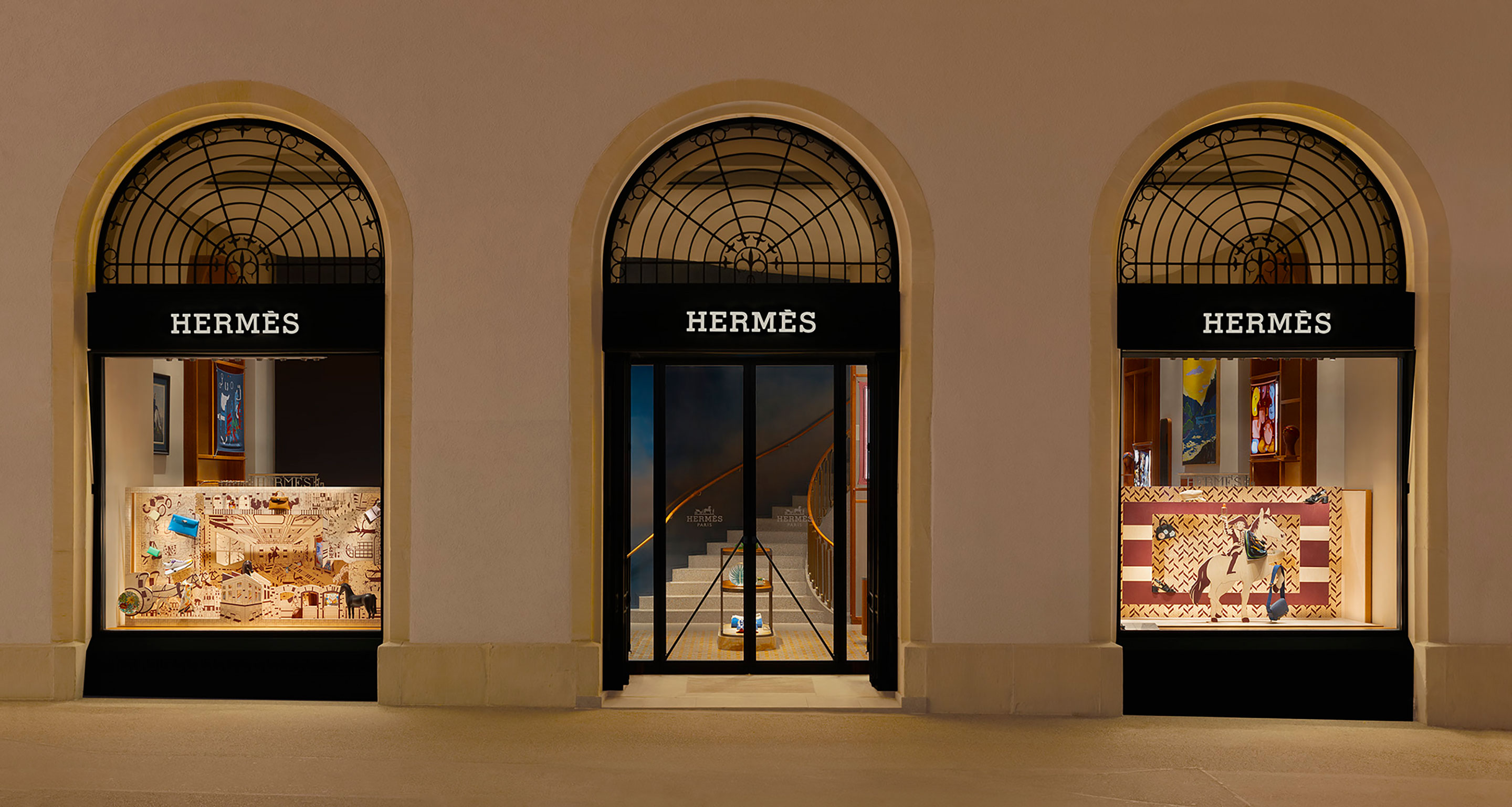 Studierende der Zürcher Hochschule der Künste die Auslage bei Hermès inszeniert – ein Resultat eines Unterrichtsprojekts zum Jahresthema «L'esprit du Faubourg» der französischen Luxusmarke. Die Inszenierung von Jennifer Anger, Davide Iozzo und Clara Kuhnke ist ein ausklappbares Papiertheater rund um die Insignien des Hauses.