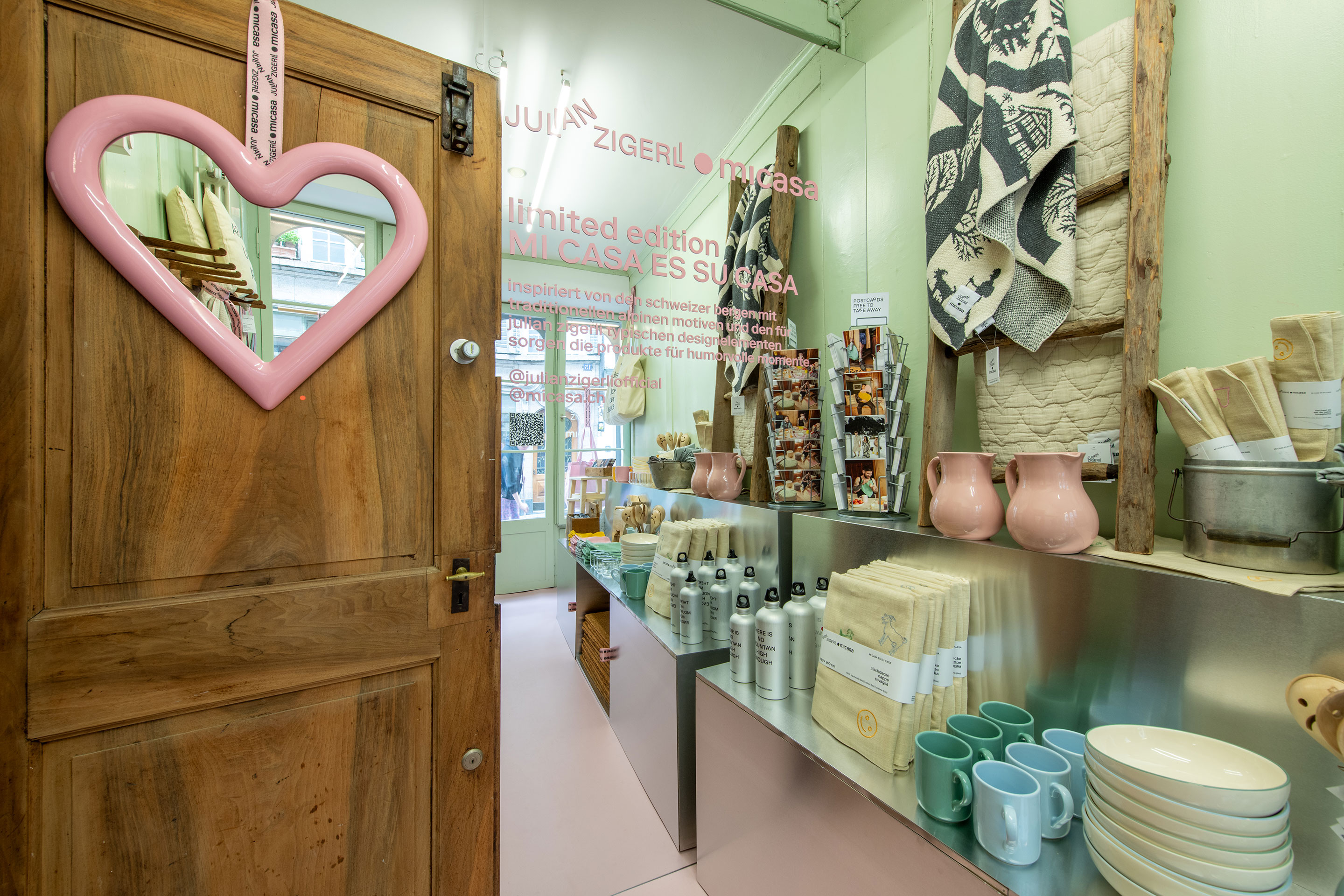 Eher enttäuschend war auch das Pop-up Micasa x Julian Zigerli, in dem das Schweizer Einrichtungshaus Micasa mit dem Zürcher Modedesigner für die limitierte Kollektion «Mi casa es su casa» zusammenspannte. Der sonst so inspirierende wie provokante Modedesigner brach das Thema Schweizer Berge auf sehr einfache Weise herunter.