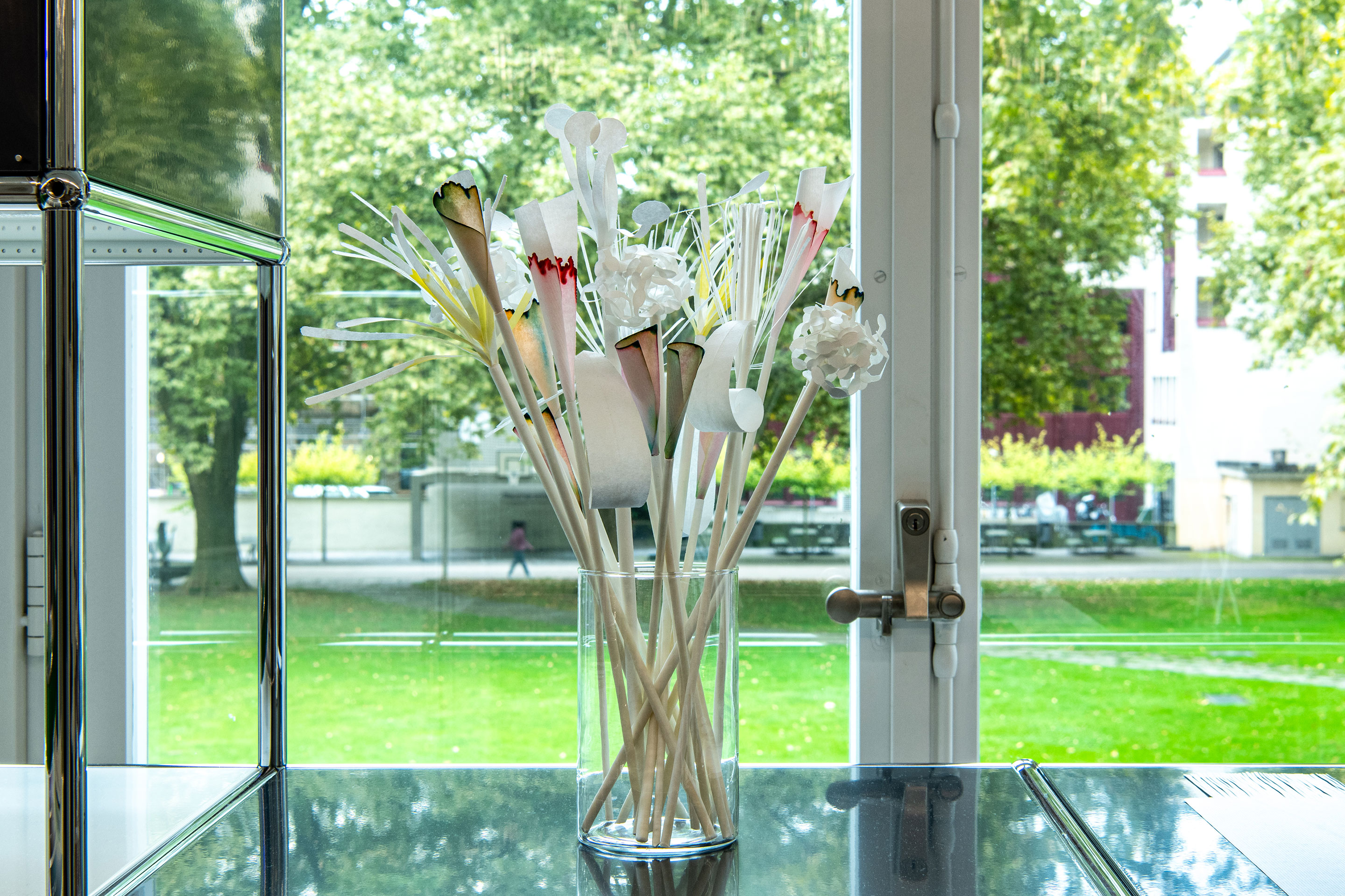 In der Ausstellung «Newcomer» im Museum für Gestaltung zeigten fünf Absolventinnen und Absolventen von Schweizer Designhochschulen ihre Ideen von der Zukunft des Designs. Im Projekt «L’Eufleurie» der ECAL-Studentin Iris Gerbex erblühen Papierblumen, färben sich und duften, wenn sie mit Wasser in Berührung kommen.