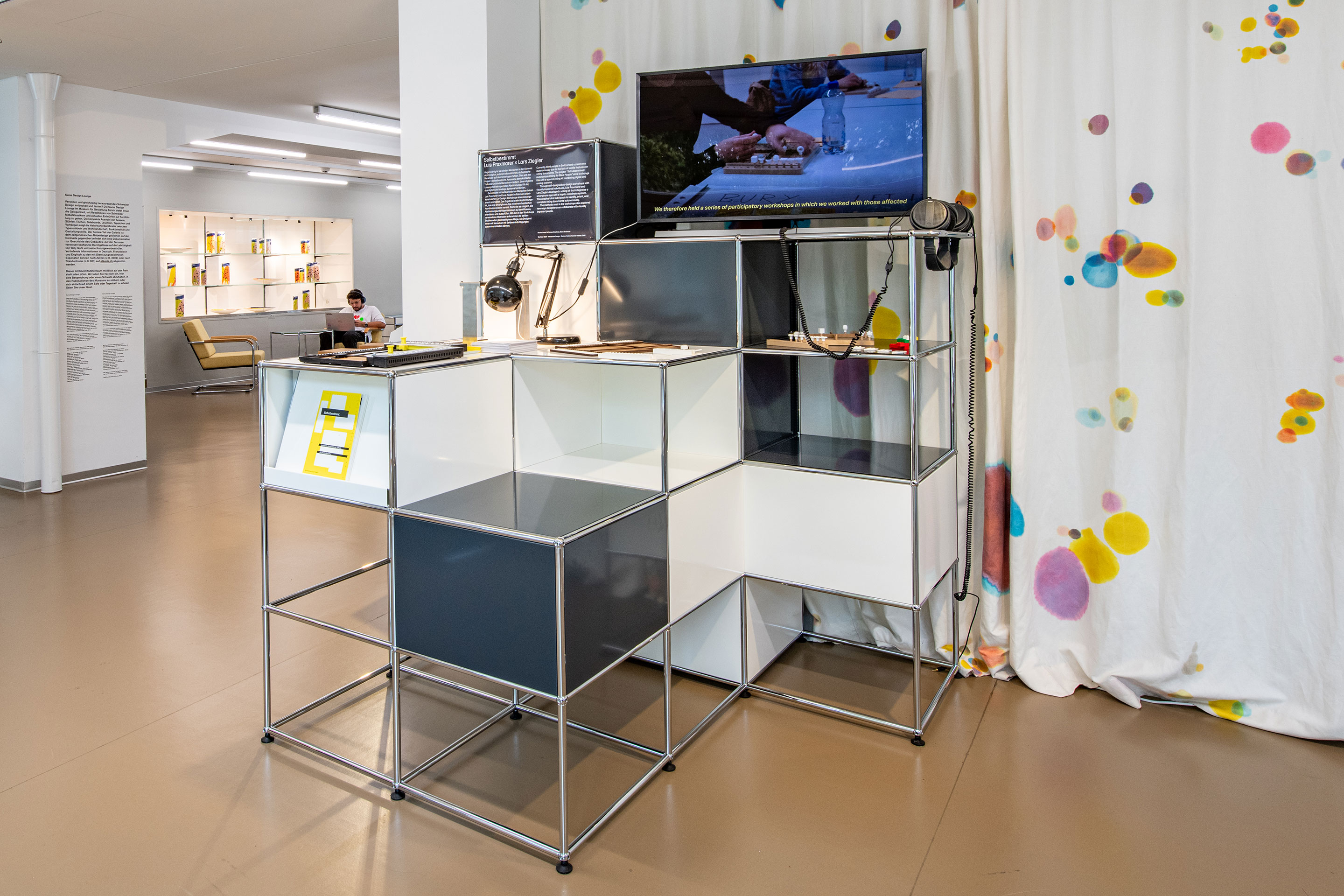 Einem dringlichen Thema widmeten sich Luis Praxmarer und Lars Ziegler während ihrer Masterarbeit an der ZHdK: Mit ihrem Projekt «Selbstbestimmt» entwickelten sie ein Abstimmungs-Kit für sehbeeinträchtigte Menschen, das eine Smartphone-App mit einem haptischen Koordinatensystem vereint. Damit ist es möglich, die Abstimmungsunterlagen autonom zu identifizieren, zu orientieren und auszufüllen.