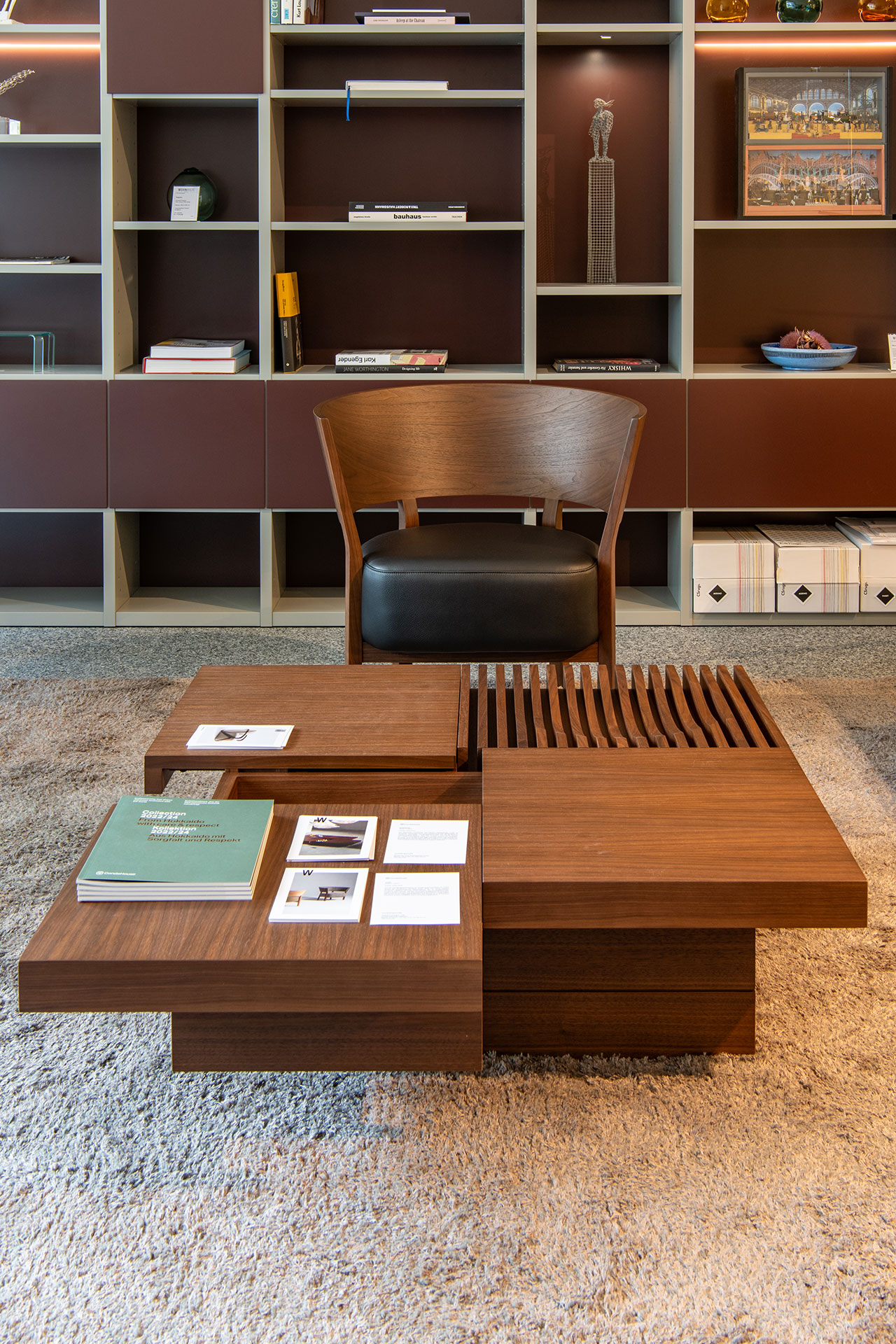 Die Unterschiede und Gemeinsamkeiten der kunstvollen Holzverarbeitung in Japan und der Schweiz konnte man in den Räumen des Wohnhilfe-Showrooms erkunden. Unter dem Titel «Form &amp; Wood: A Swiss-Japanese Craft» präsentierte das Unternehmen Entwürfe der Marken Girsberger und Conde House in präzisen Gegenüberstellungen.