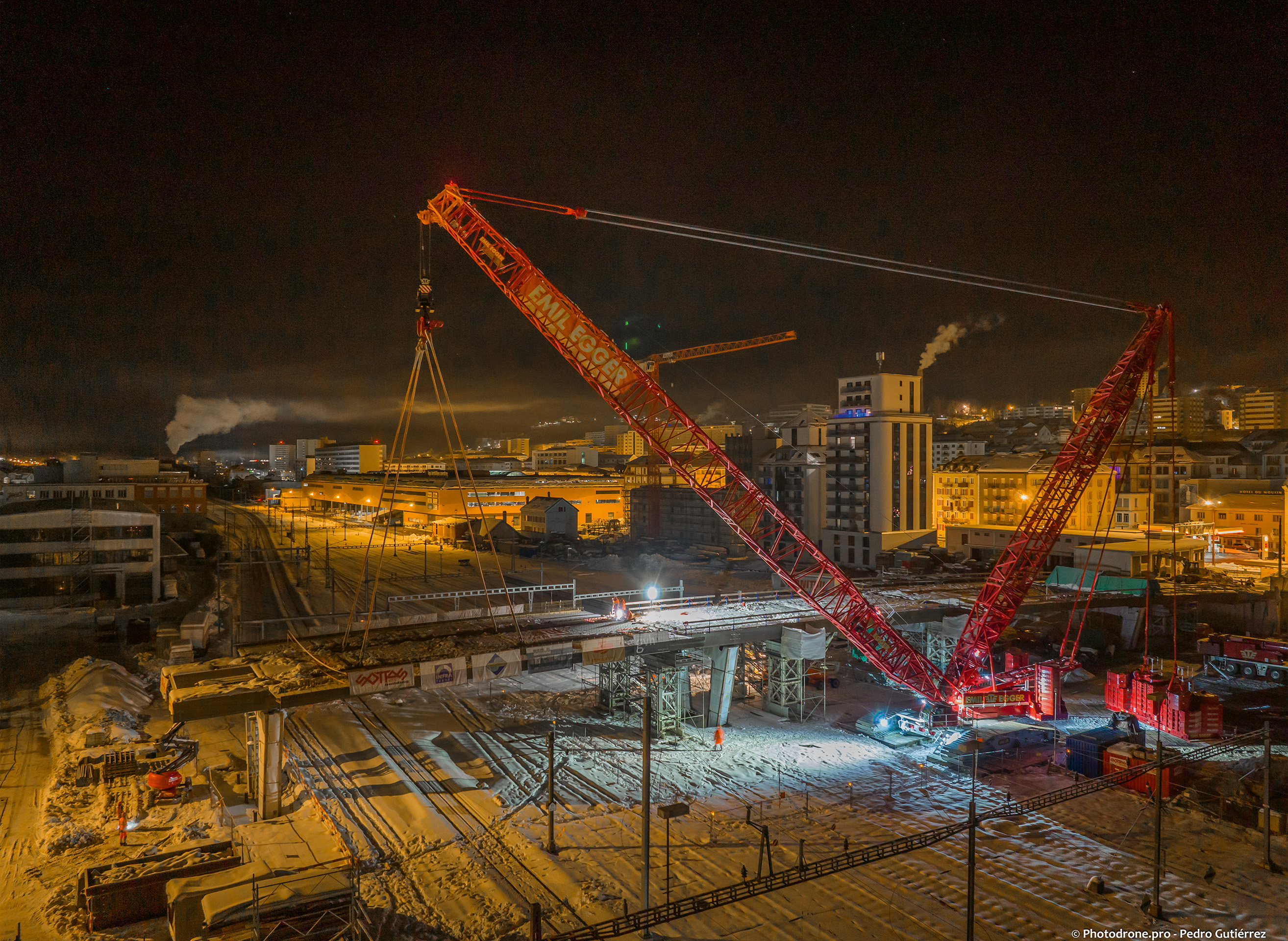 Mise en place de la travée au-dessus des voies (Sw iss-Fly Boris Bron)