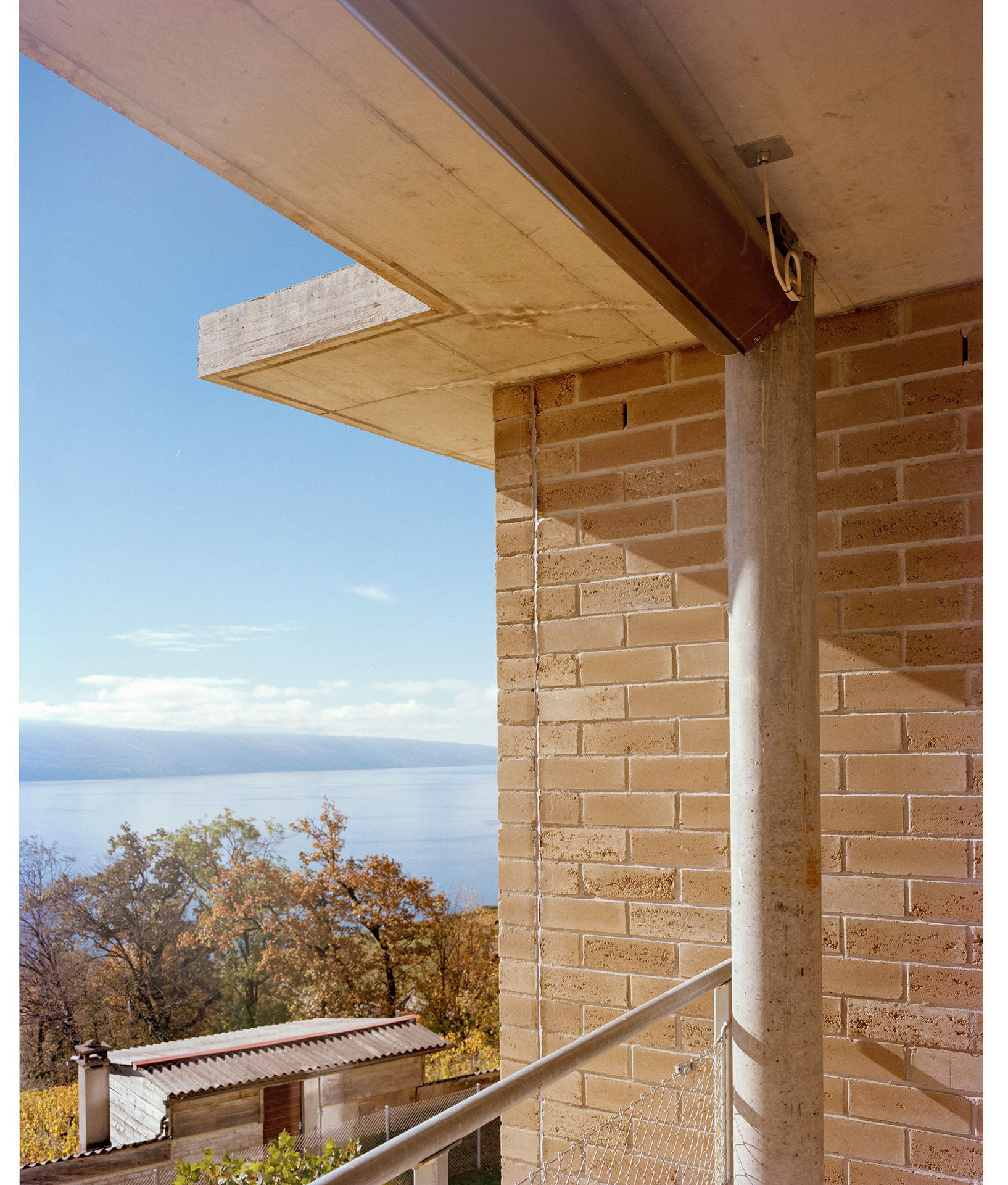 Les murs en briques de terre compactée contribuent à caractériser l’esprit du lieu.