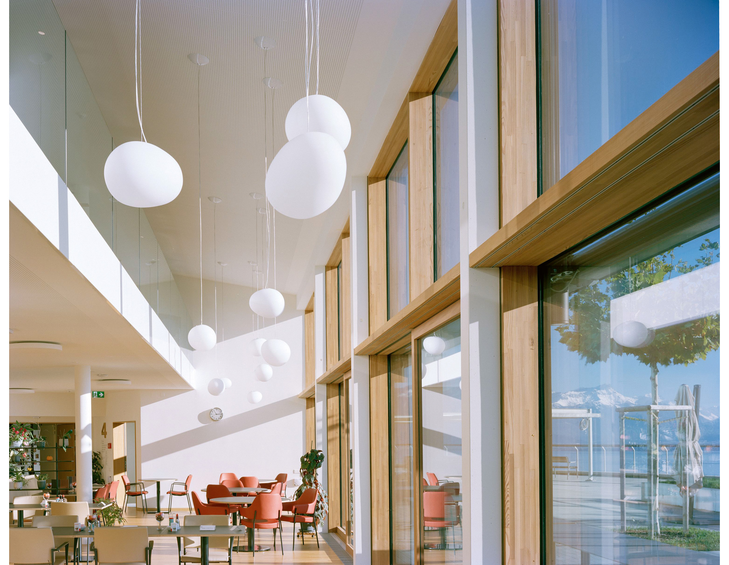 La double hauteur sur le restaurant et l’accueil insuffle dès l’e ntrée le caractère public et vivant de l’établissement.