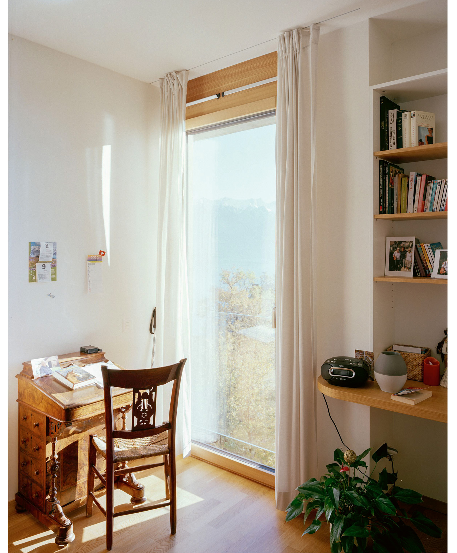 Le cadrage vertical contraste avec les vues horizontales des espaces communs et offre des zones d’ombre bienvenues dans les chambres.