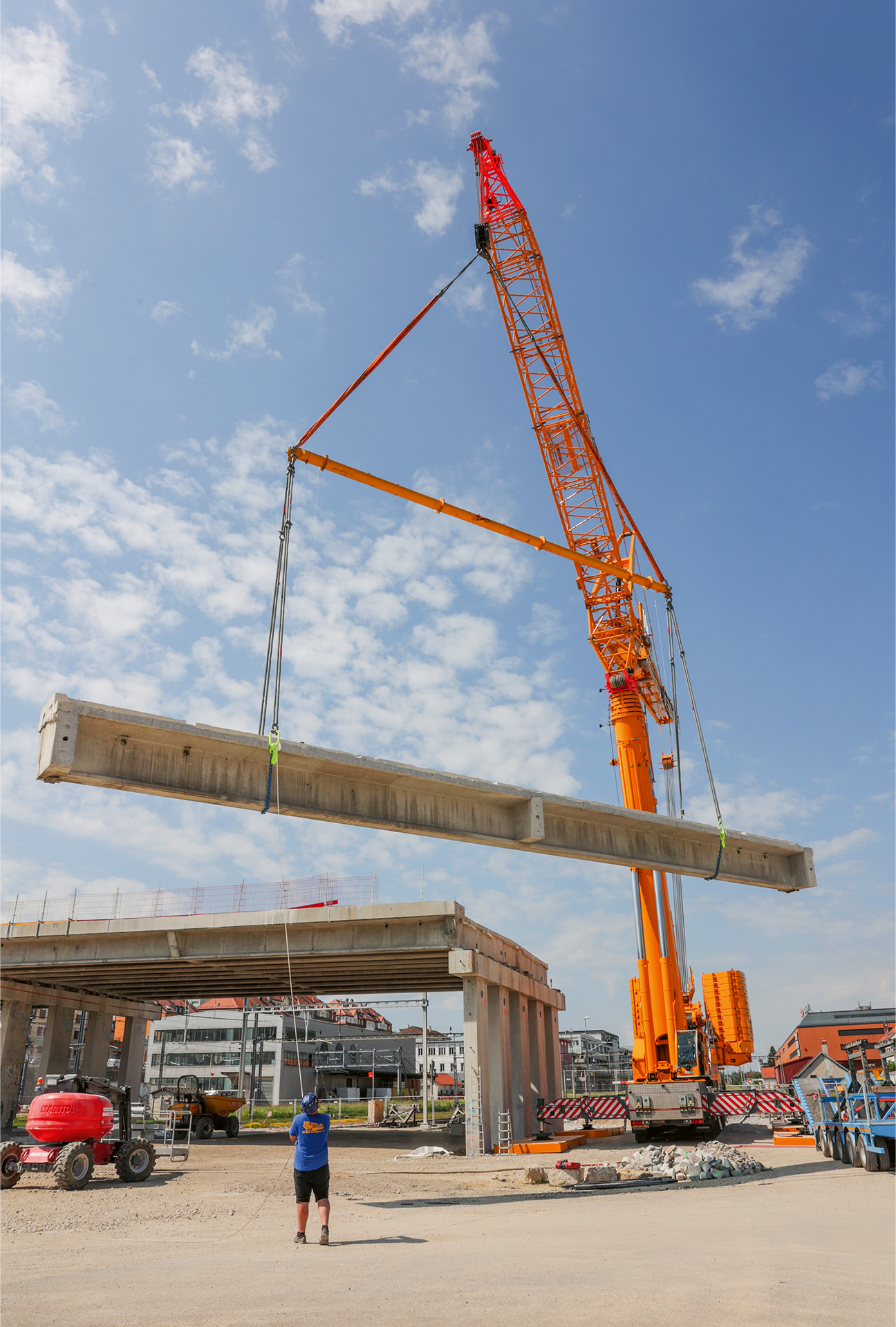 Démontage des poutres préfabriquées de l’ancien pont
