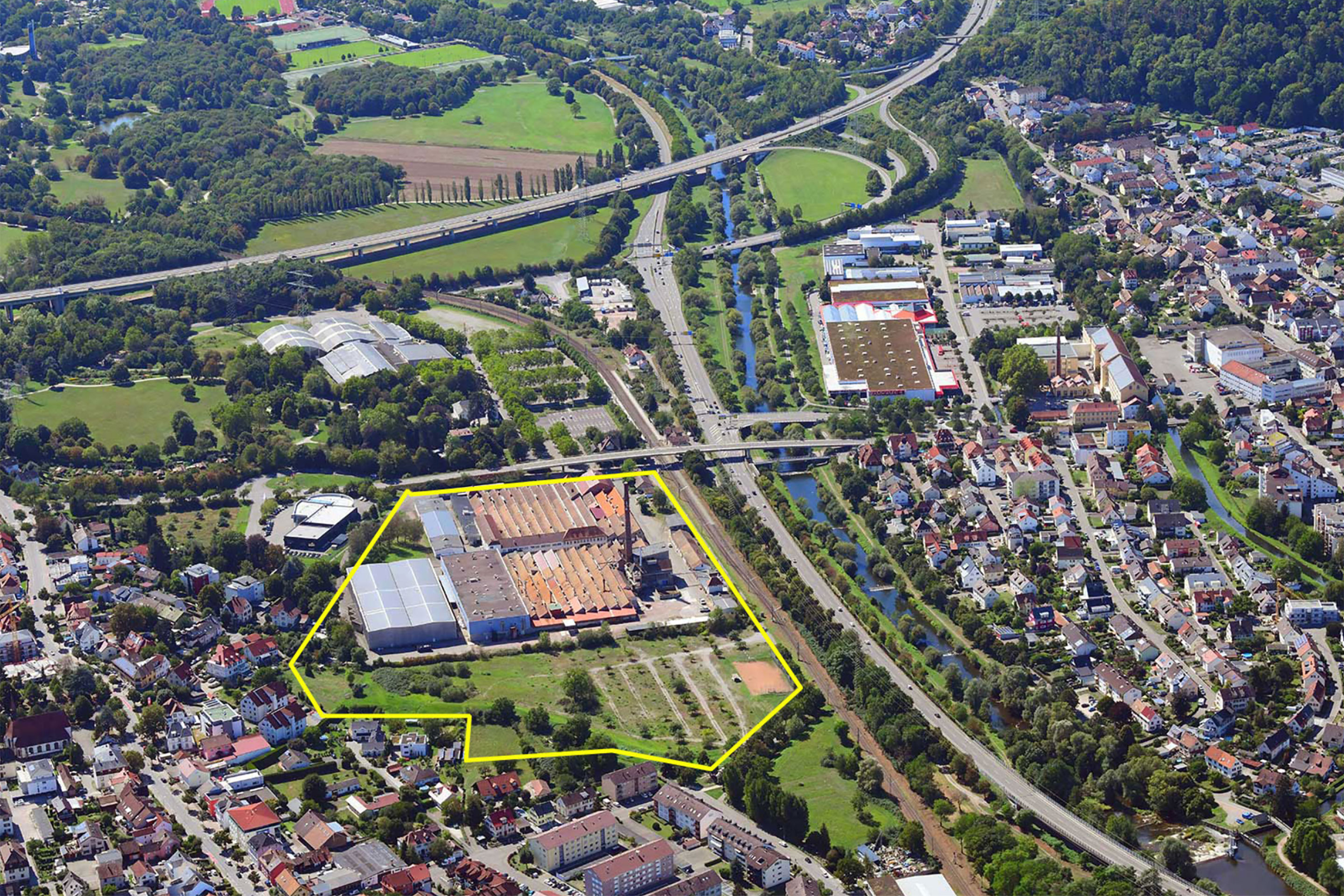 Im Jahr 2019 stellte der Textilbetrieb Lauffenmühle seine Produktion in Lörrach-Brombach ein. Nach der Insolvenz erwarb die Stadt das Areal mit dem Ziel, die gewerbliche Nutzung weiterzuentwickeln. Dafür schrieb die Stadt einen nichtoffenen Realisierungswettbewerb aus.