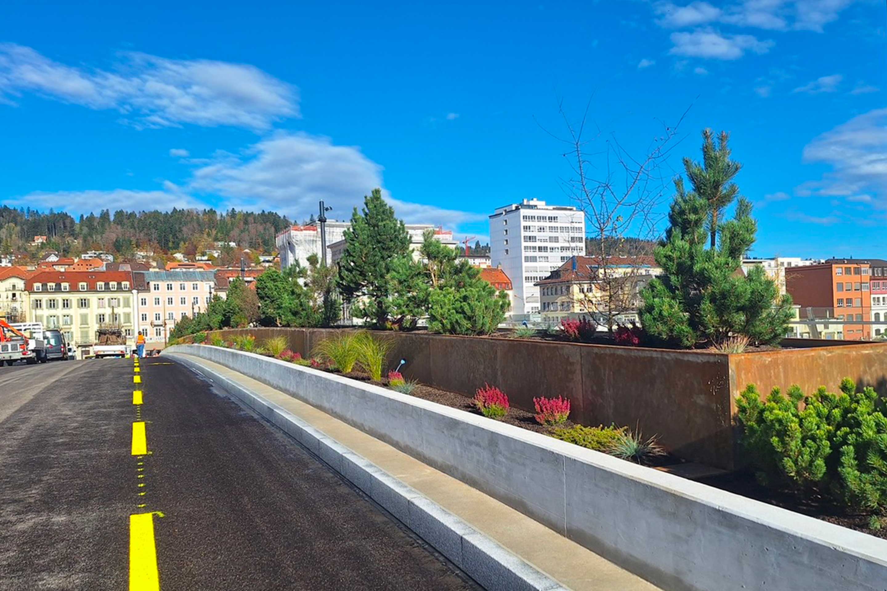La promenade urbaine avec la végétation