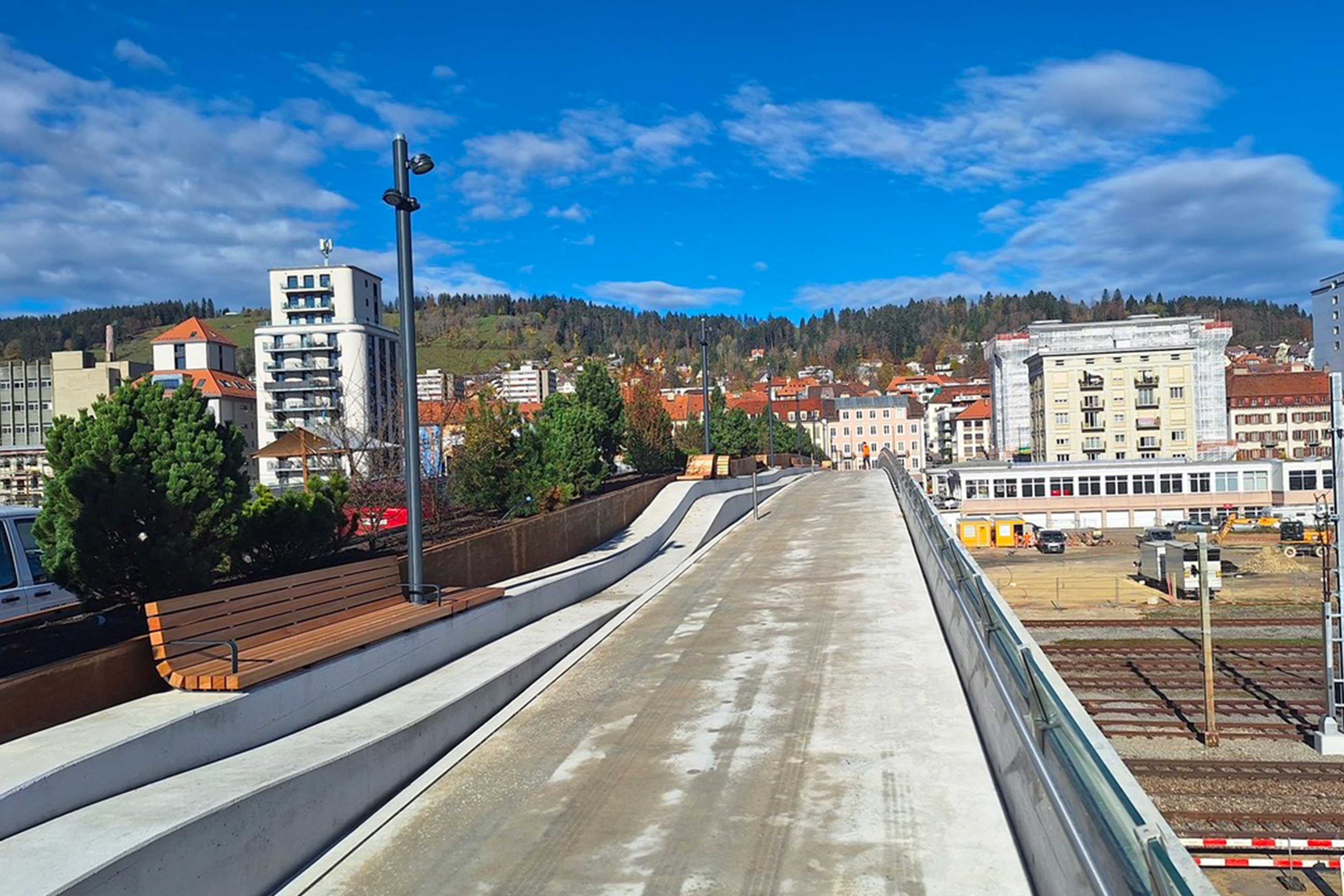 La promenade urbaine avec la végétation
