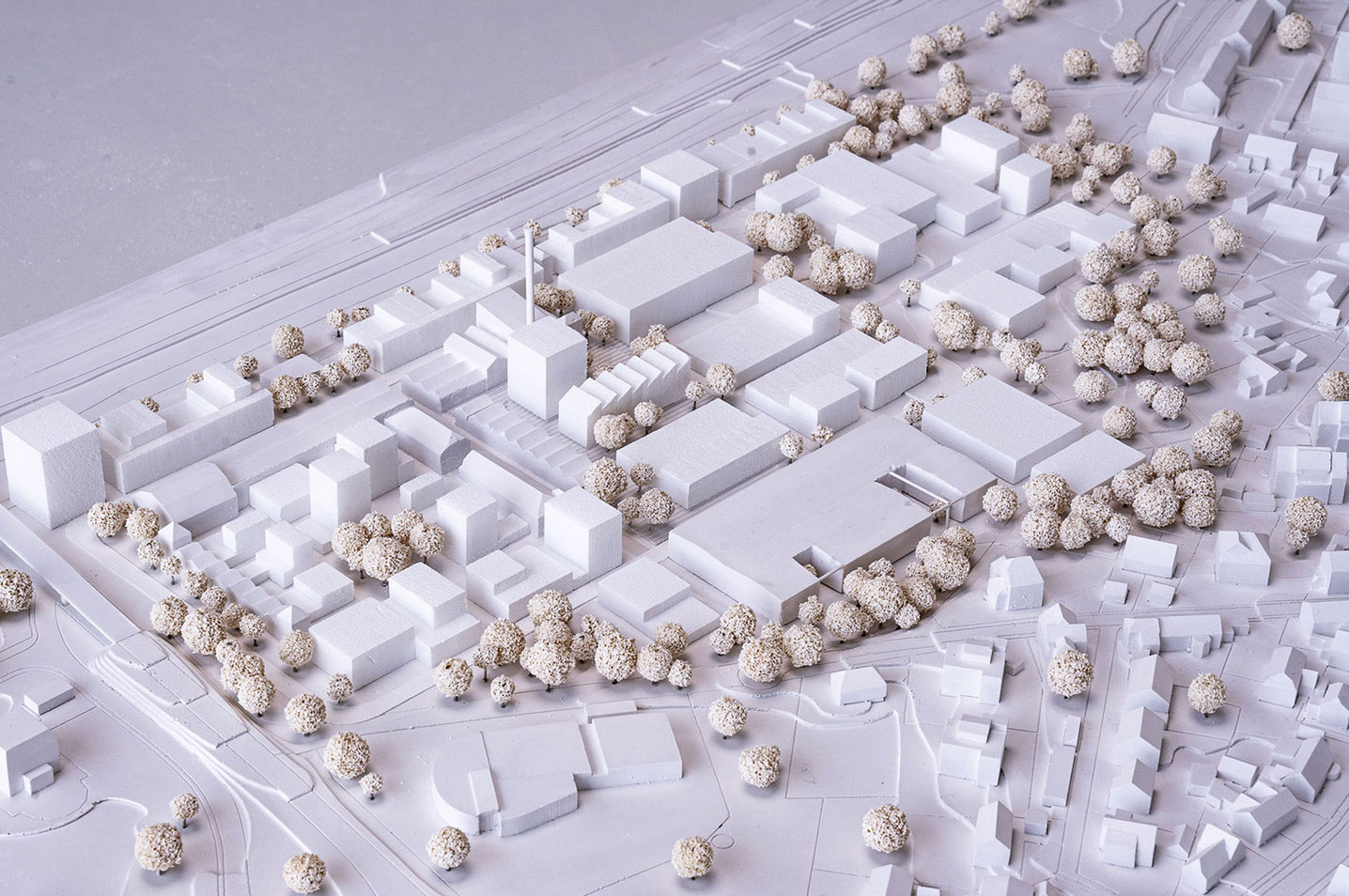 Das Siegerprojekt im Modell. Deutlich wird, dass – neben Abbrüchen und Aufstockungen – das Areal auch nach Osten hin bebaut werden soll.