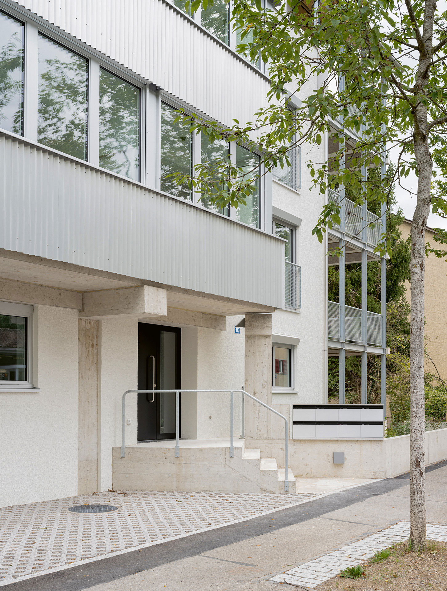 Die starke Eingangsgeste formuliert neu die Adresse des Gebäudes zur Triemlistrasse.